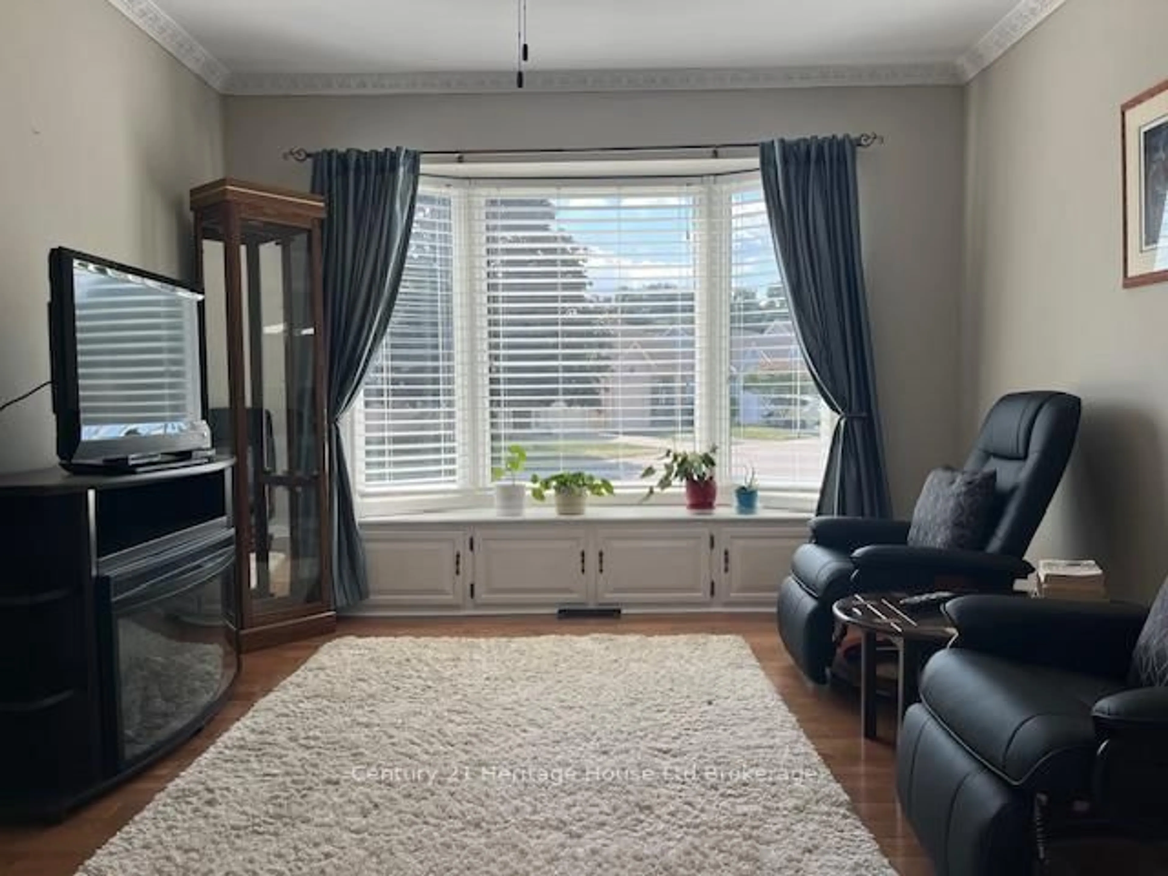 Living room with furniture, wood/laminate floor for 65 Edwin Cres, Tillsonburg Ontario N4G 5H2