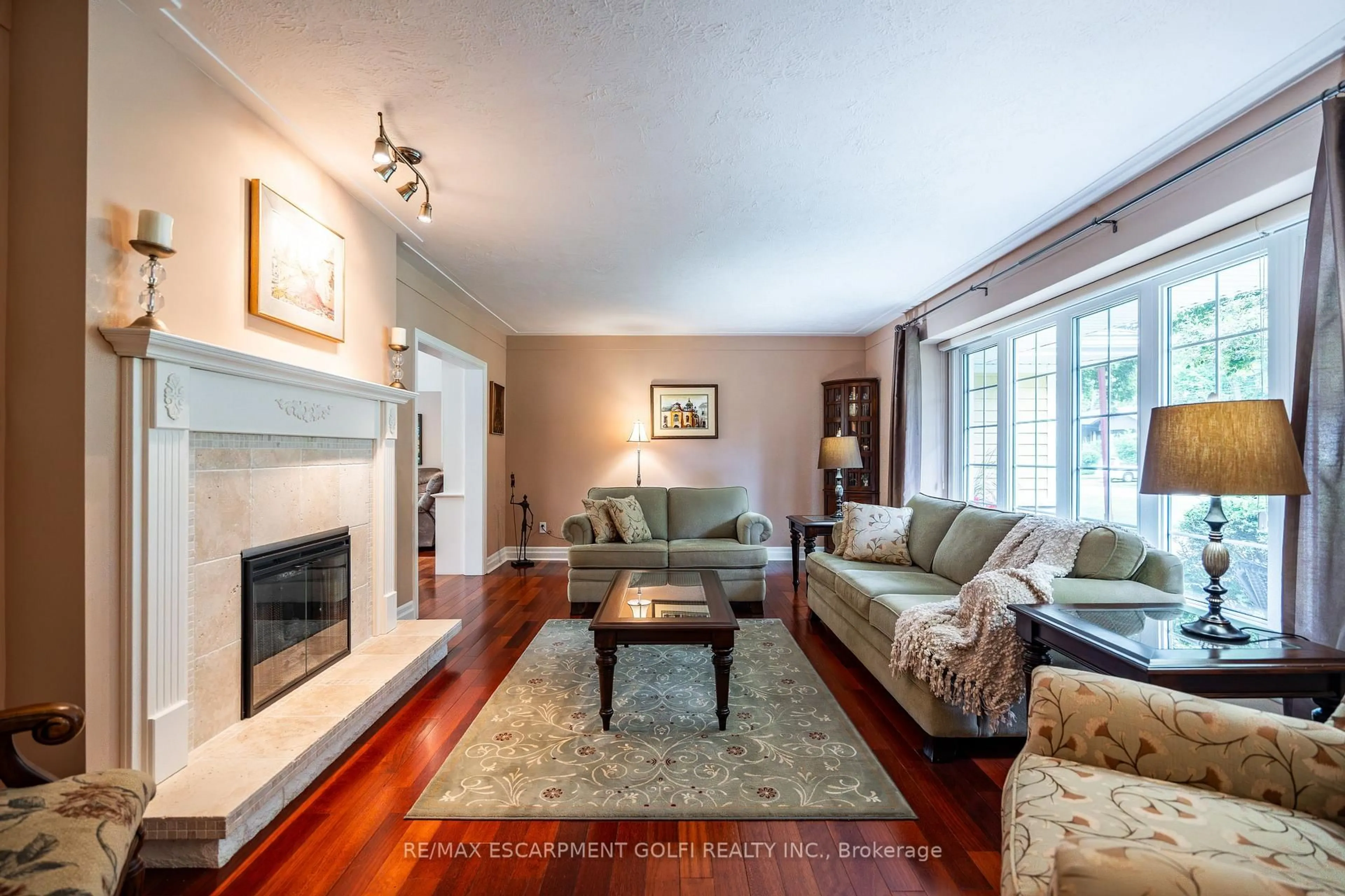 Living room with furniture, unknown for 98 HADLEY Dr, Hamilton Ontario L9G 1H2