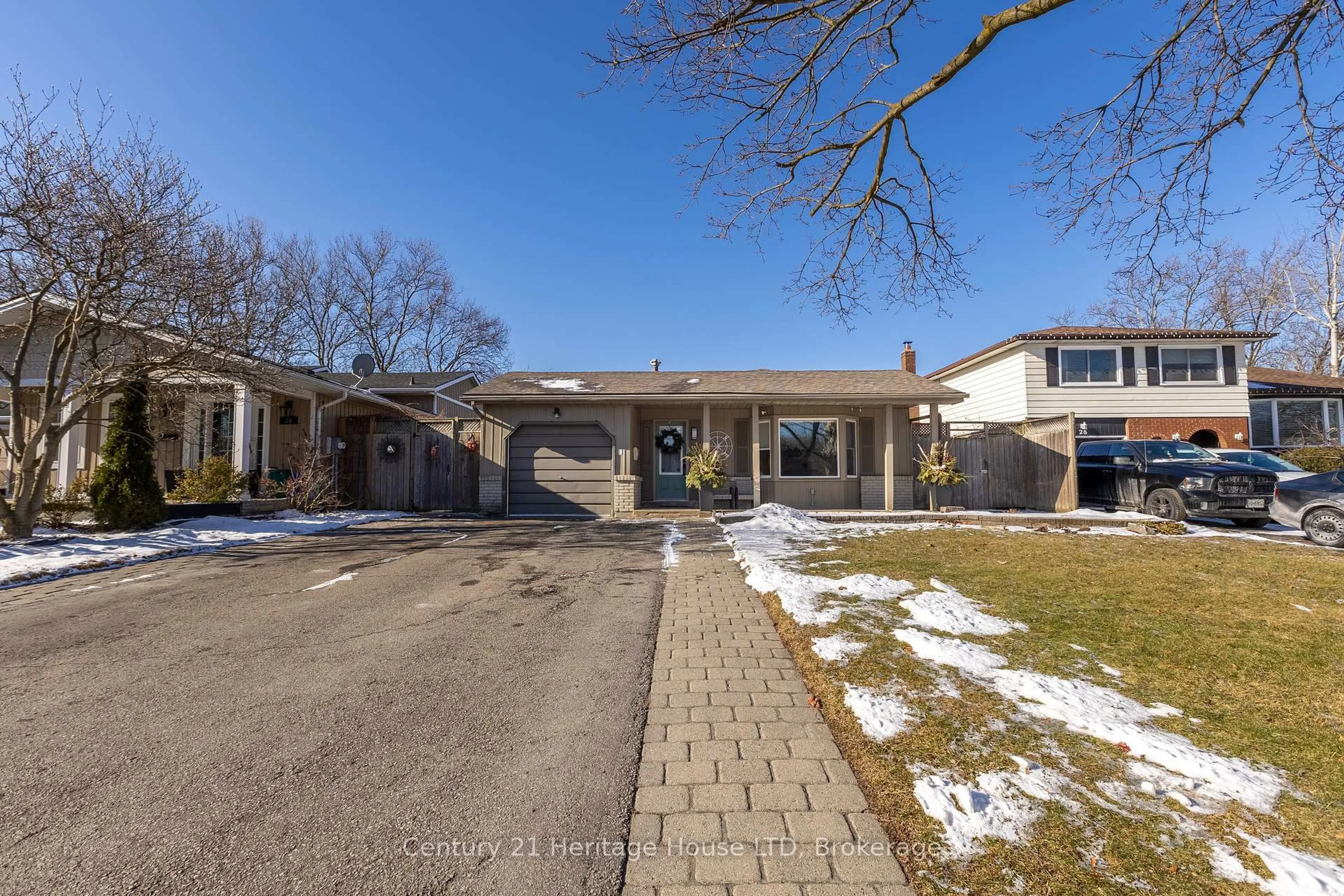 A pic from outside/outdoor area/front of a property/back of a property/a pic from drone, street for 26 Royal Orchard Cres, St. Catharines Ontario L2N 4E9