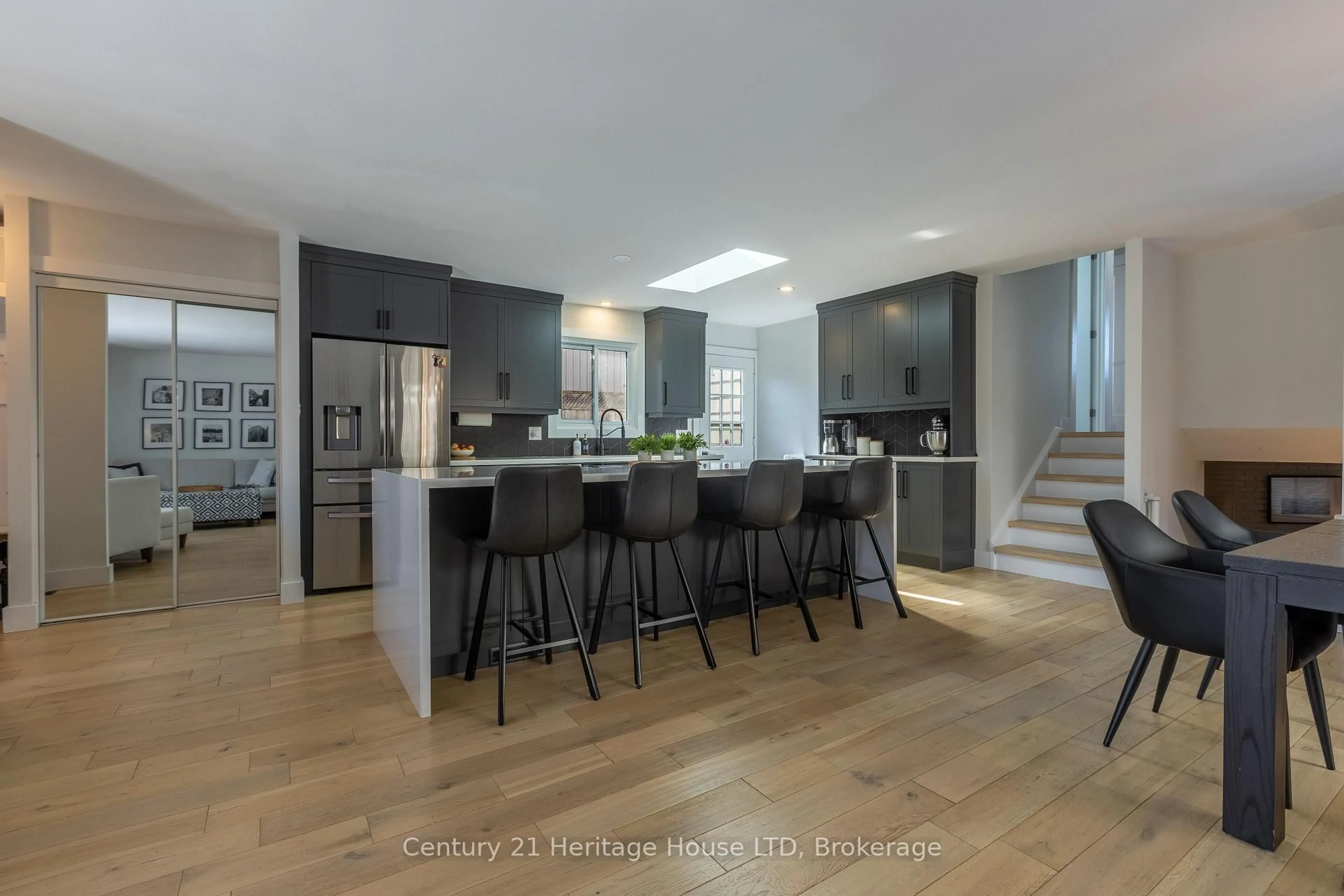 Open concept kitchen, unknown for 26 Royal Orchard Cres, St. Catharines Ontario L2N 4E9