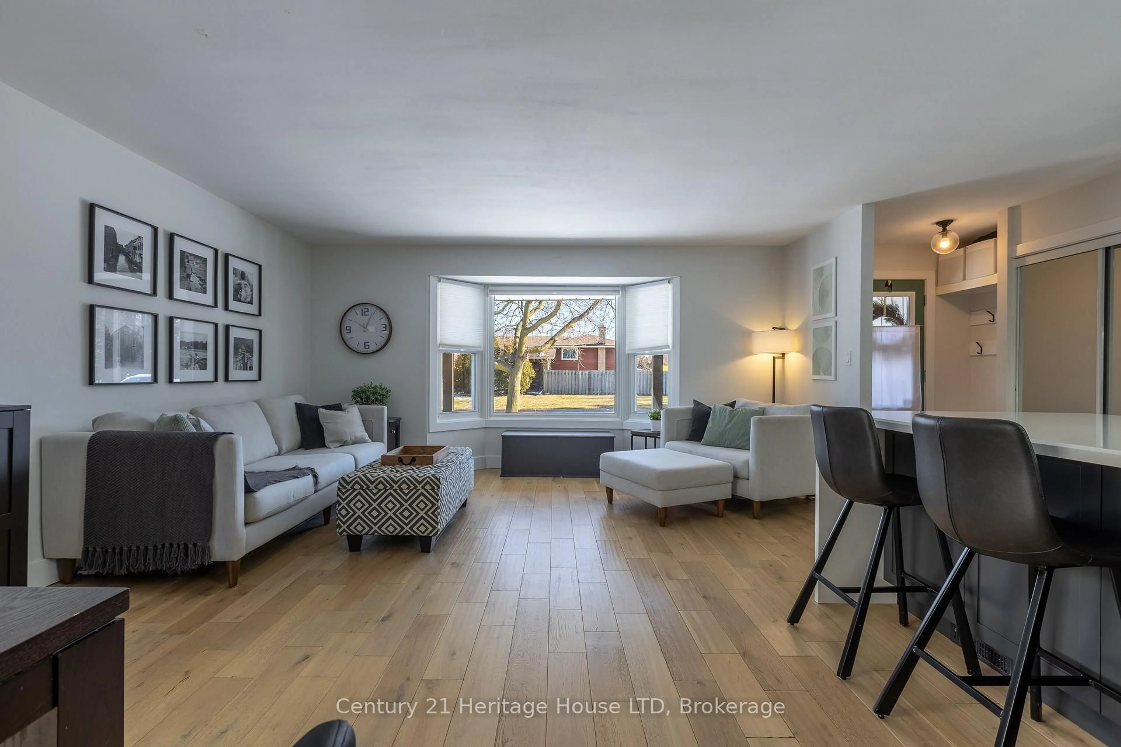 Living room with furniture, unknown for 26 Royal Orchard Cres, St. Catharines Ontario L2N 4E9