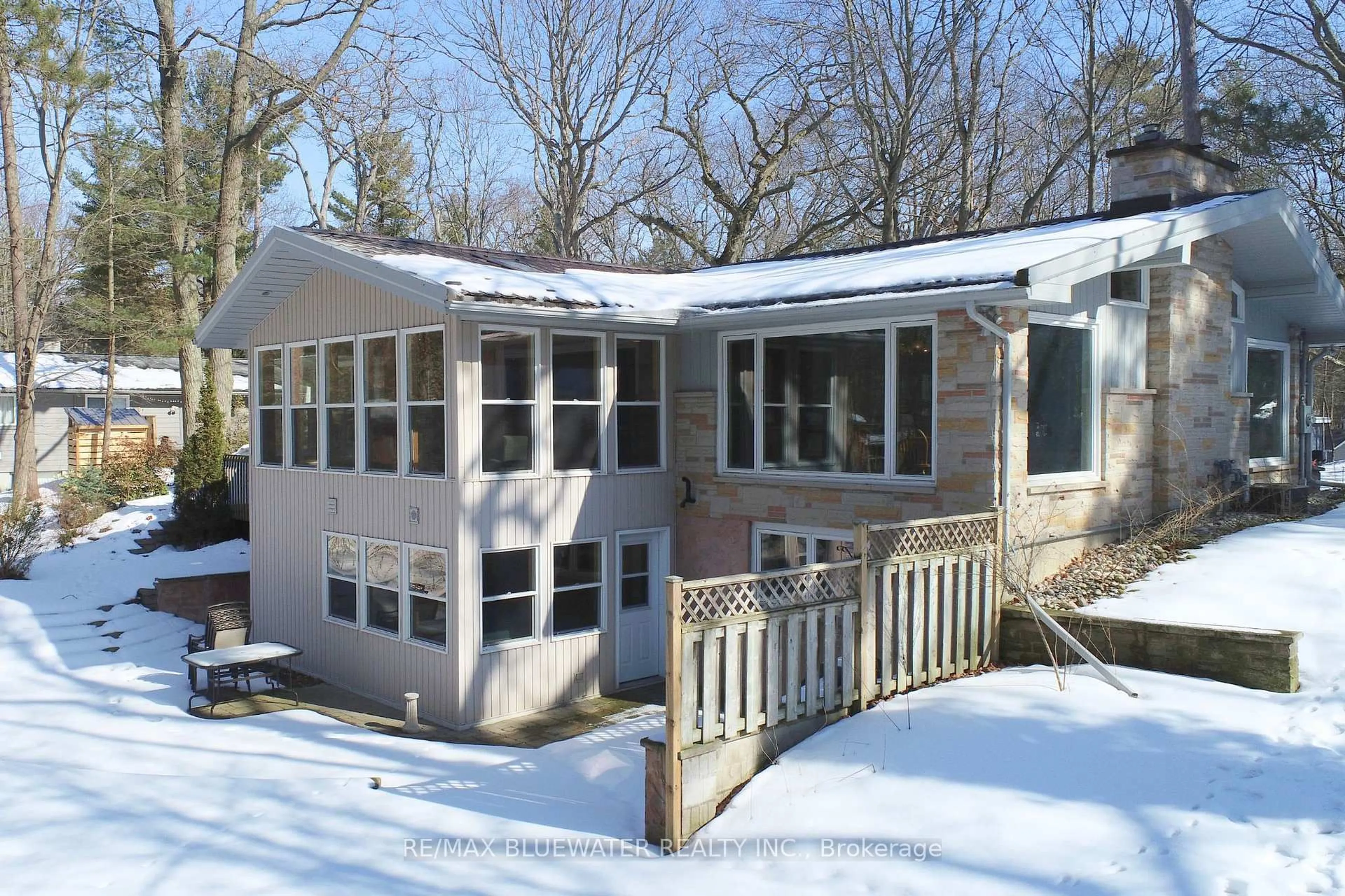 Home with vinyl exterior material, unknown for 10300 Pines Pkwy, Lambton Shores Ontario N0M 1T0