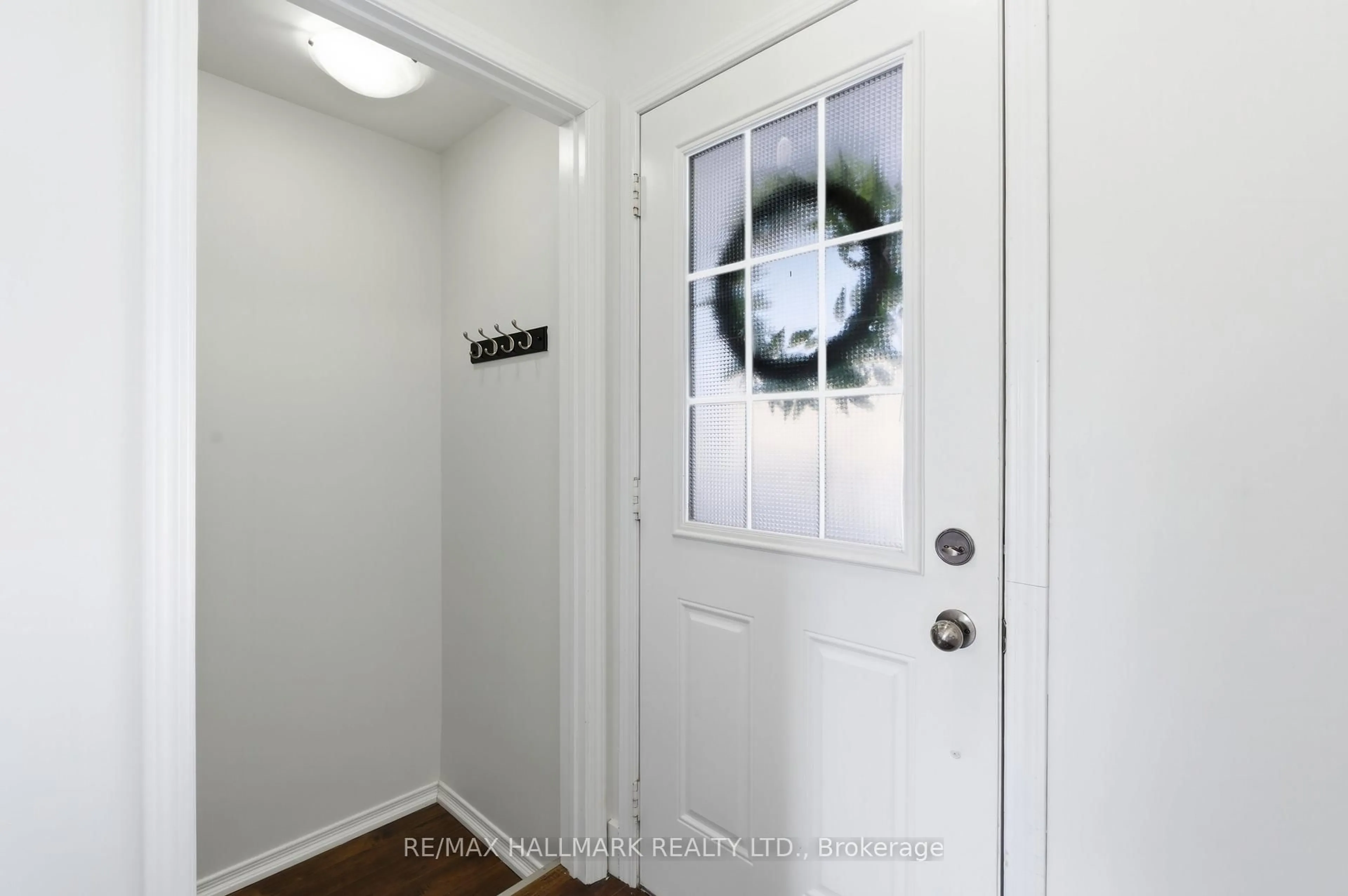 Indoor entryway for 30 Trowbridge St, Woolwich Ontario N0B 1M0