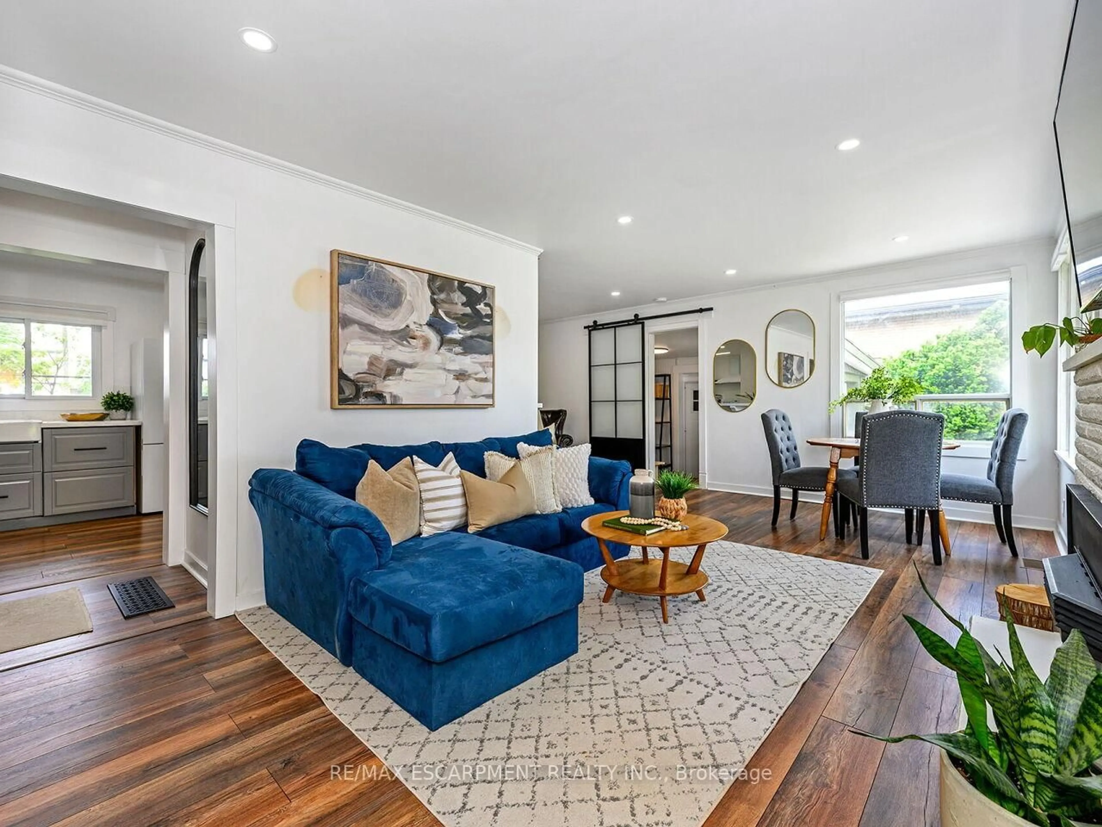 Living room with furniture, wood/laminate floor for 133 Willson Rd, Welland Ontario L3C 2T5