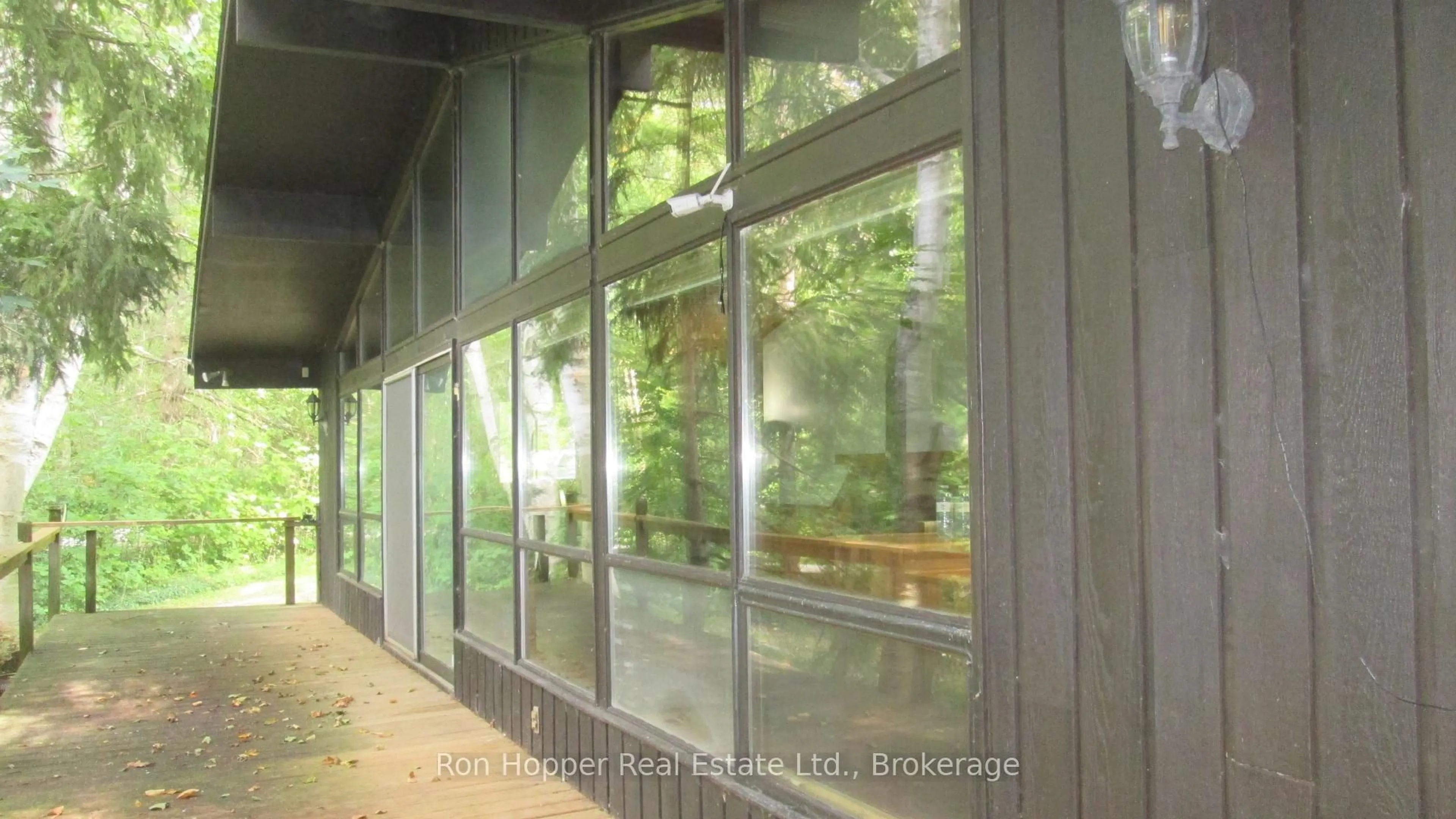 Indoor foyer for 140 Sunset Beach Rd, Meaford Ontario N0H 1B0