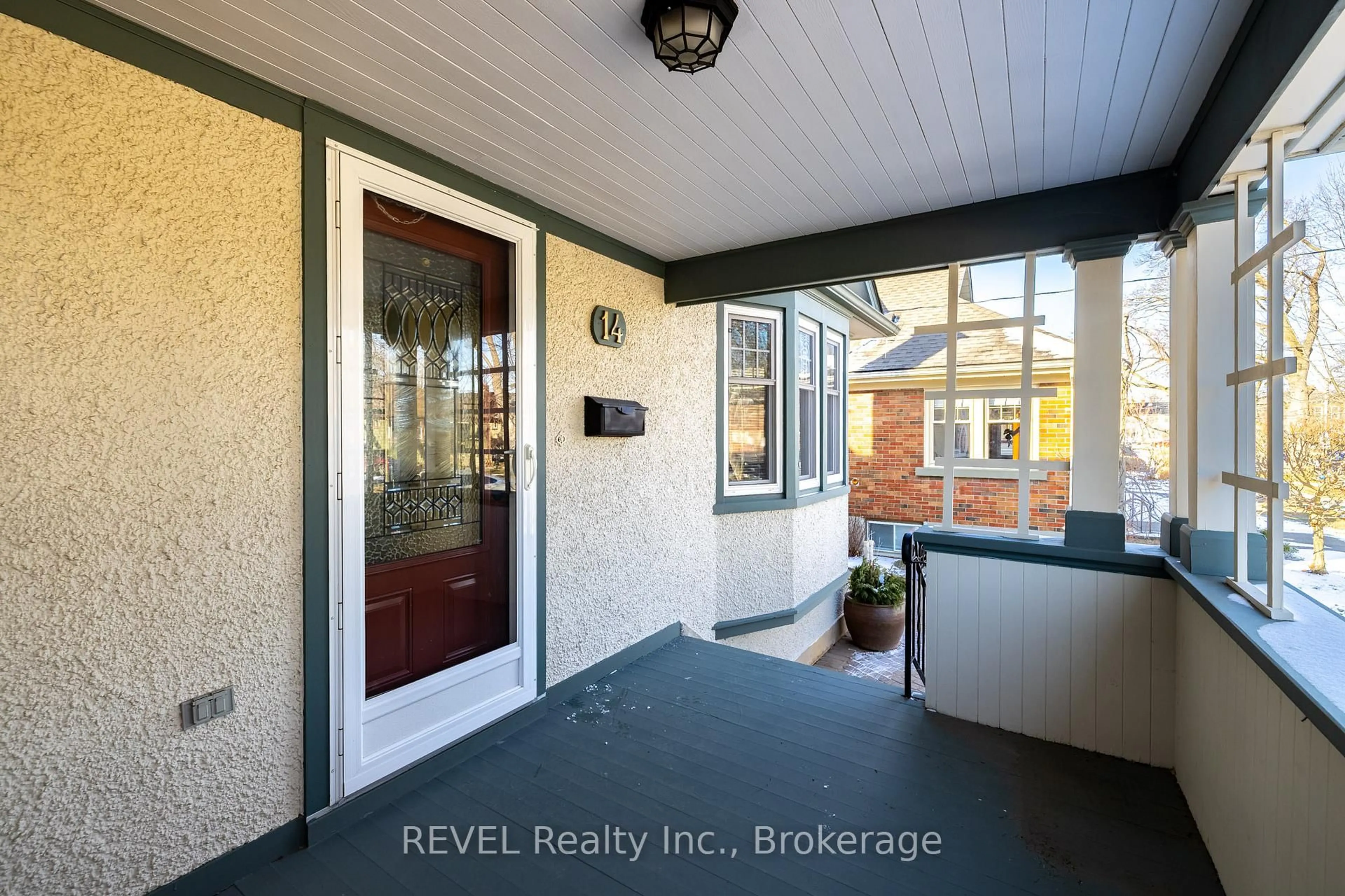 Indoor entryway for 14 Junkin St, St. Catharines Ontario L2R 1N3