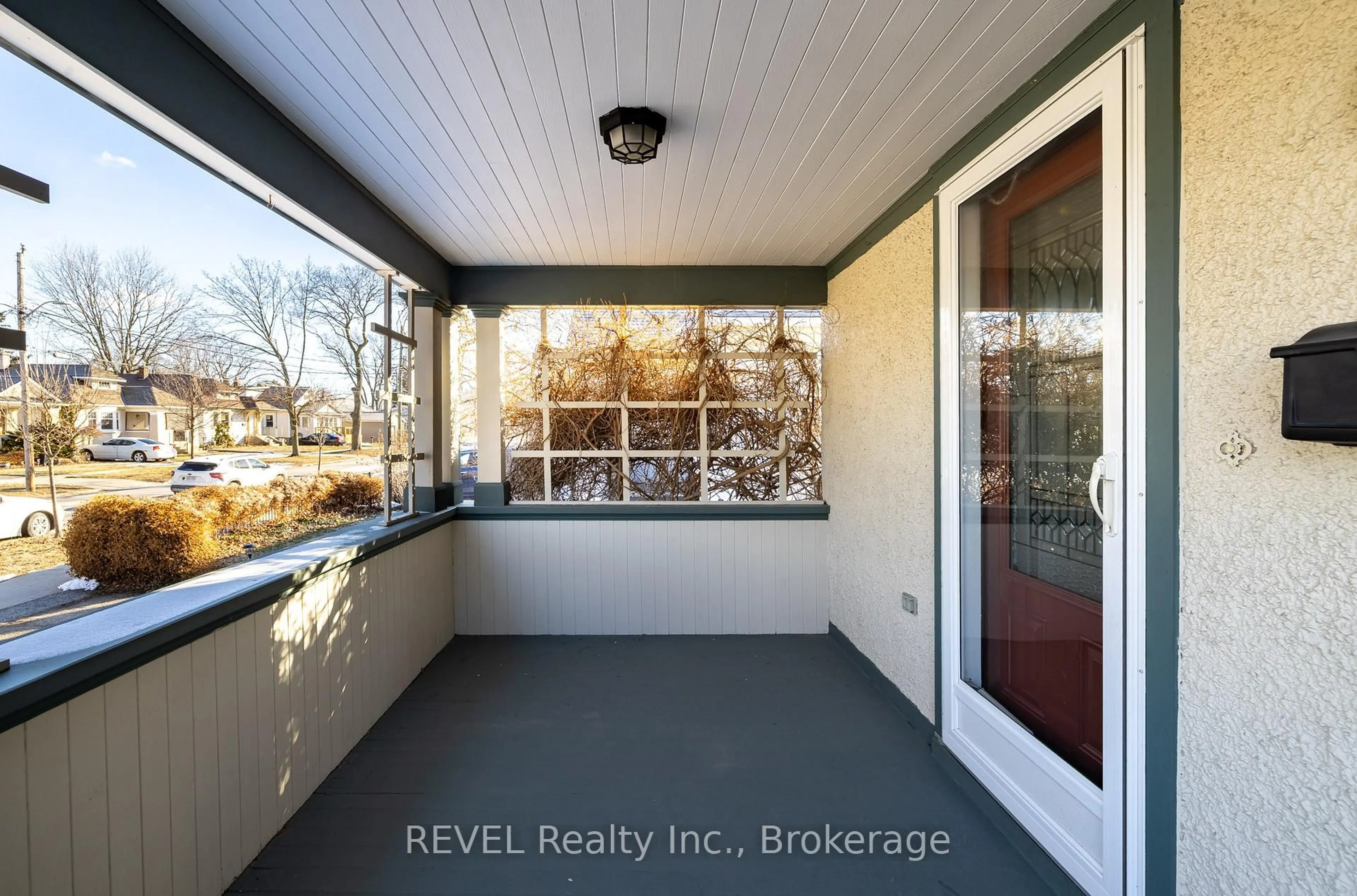 Indoor entryway for 14 Junkin St, St. Catharines Ontario L2R 1N3