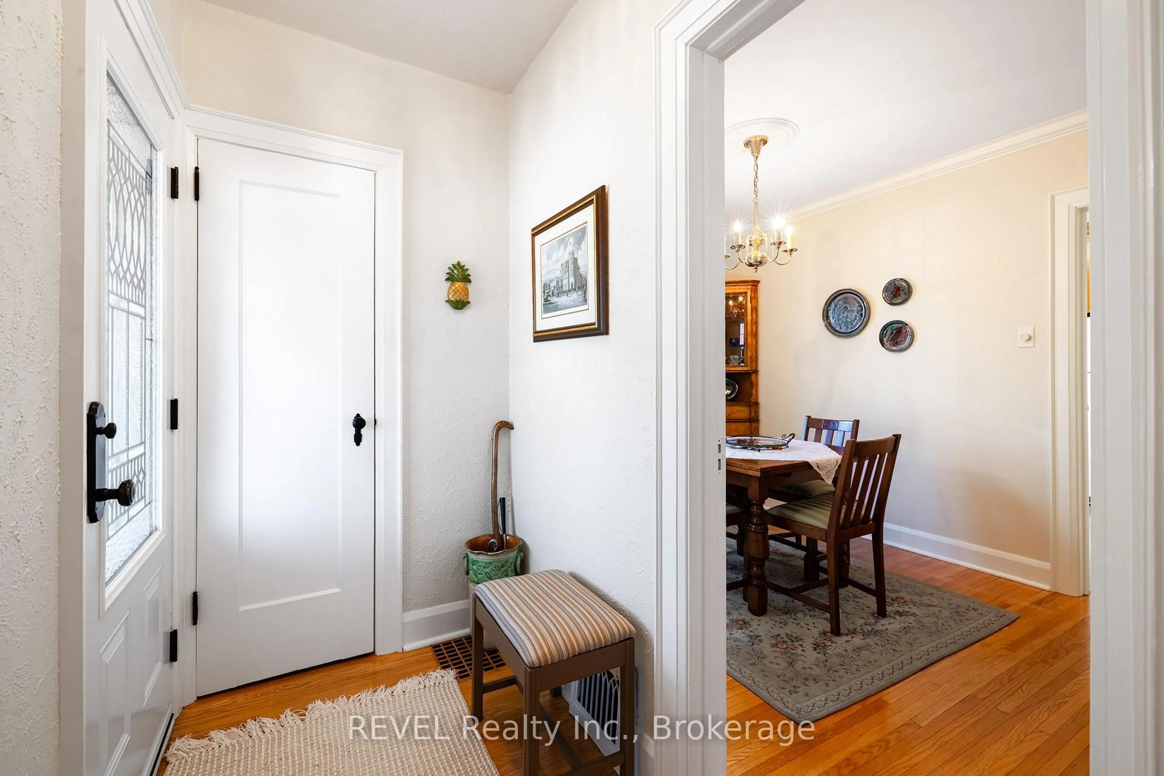 Indoor entryway for 14 Junkin St, St. Catharines Ontario L2R 1N3