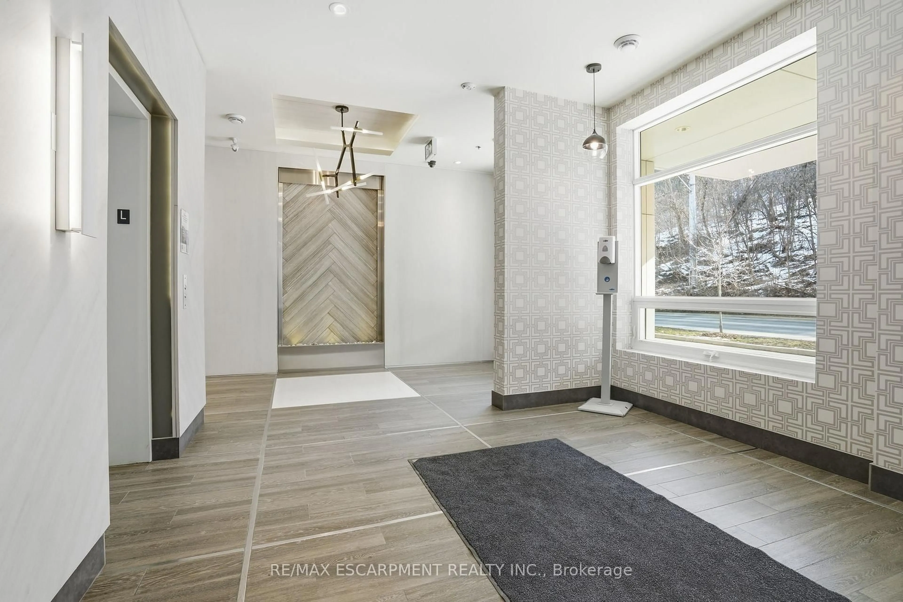 Indoor entryway for 467 Charlton Ave #307, Hamilton Ontario L8N 0B3