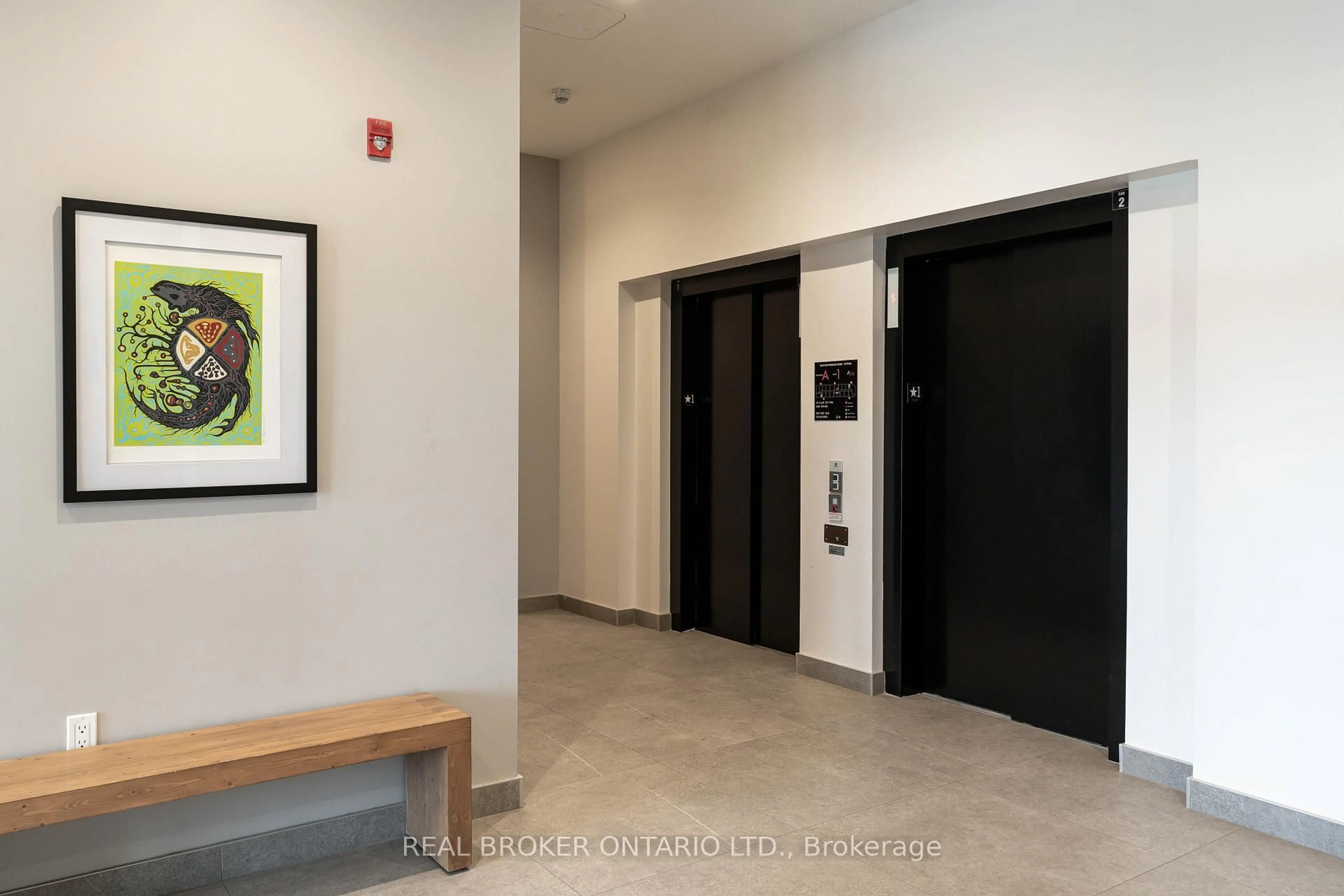 Indoor foyer for 1350 Hemlock St #219, Ottawa Ontario K1K 5C2