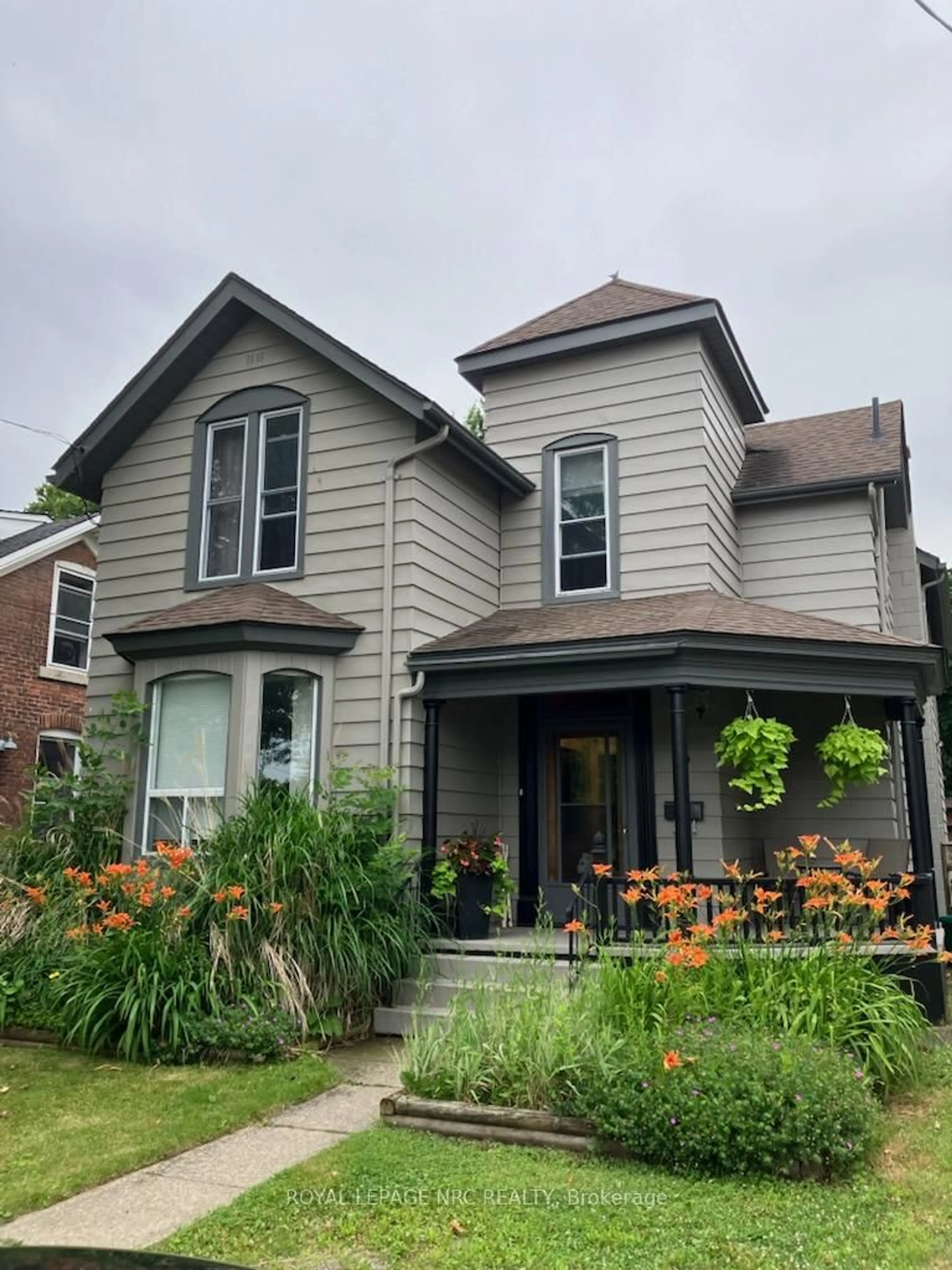 Home with vinyl exterior material, street for 49 Welland St, Thorold Ontario L2V 2B6