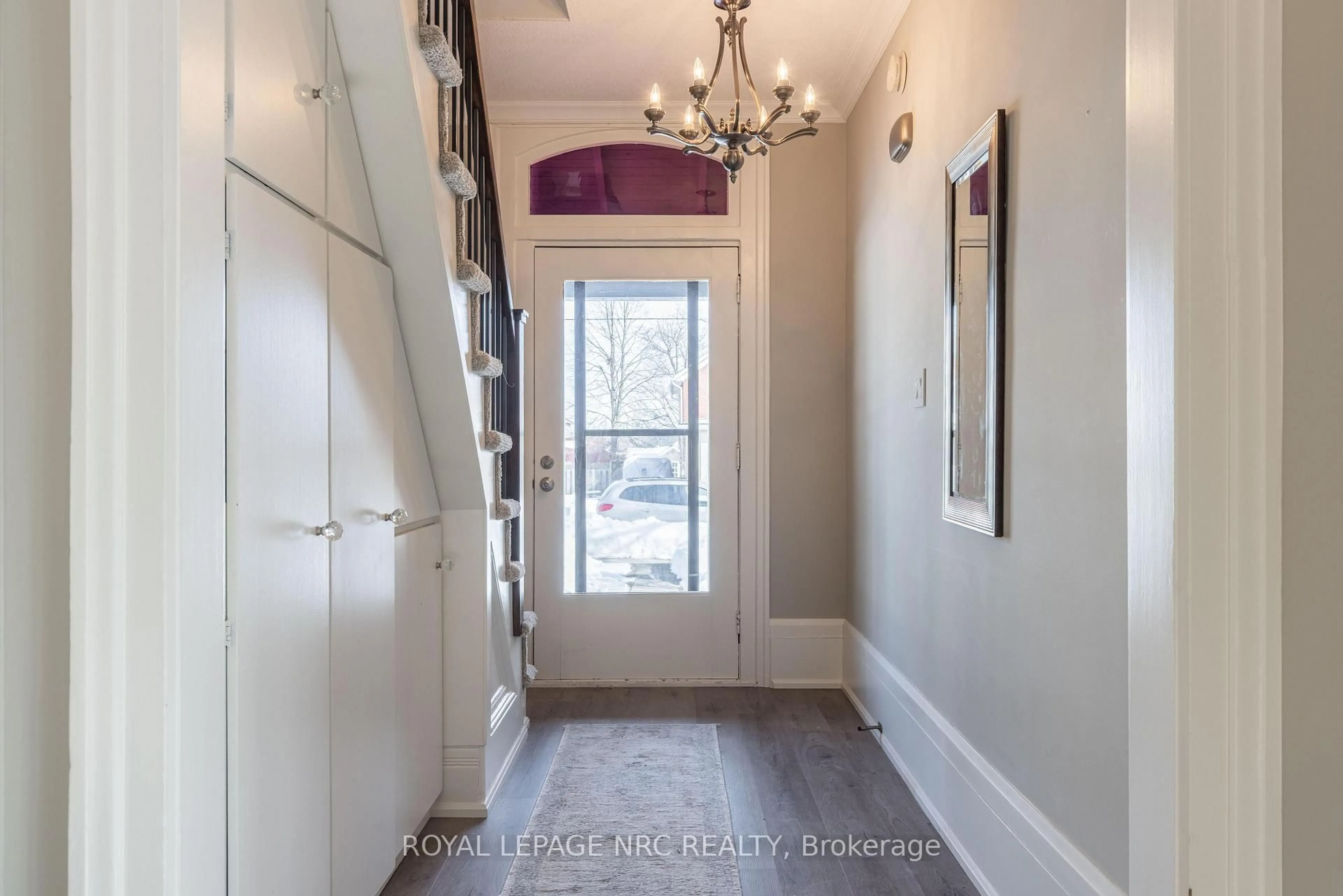 Indoor entryway for 49 Welland St, Thorold Ontario L2V 2B6