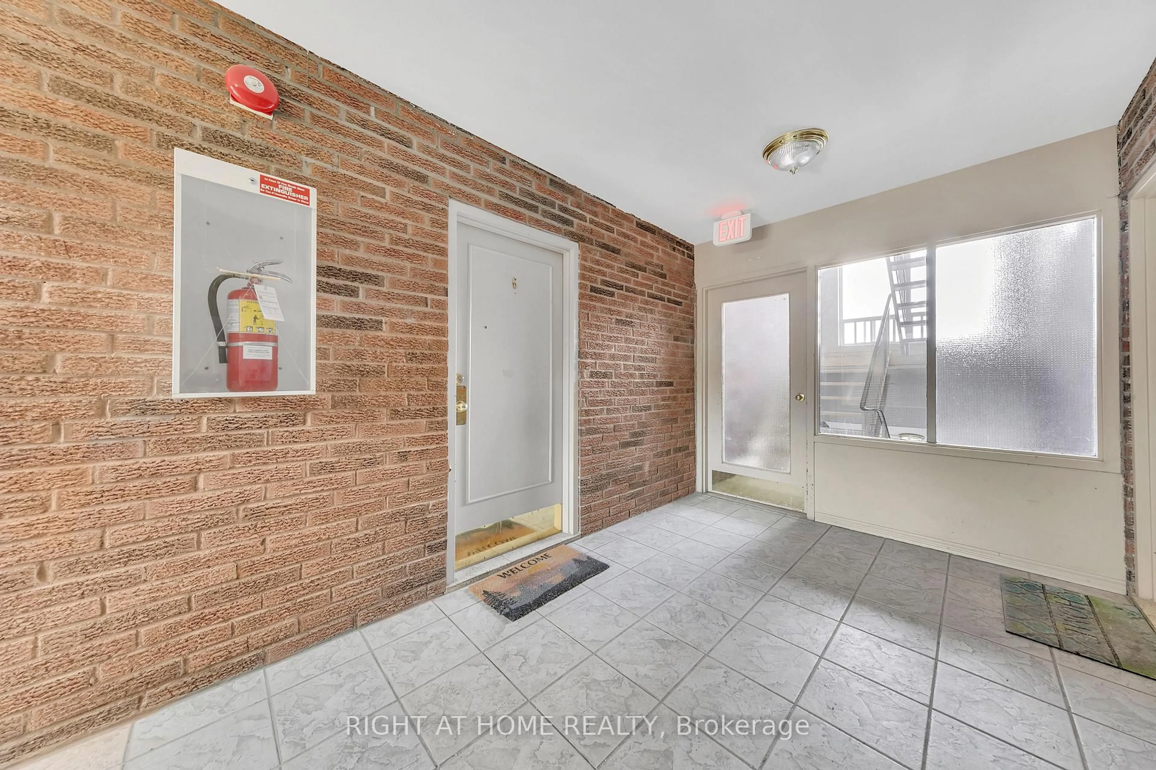 Indoor entryway for 616 Grey St #6, Brantford Ontario N3S 4Y1