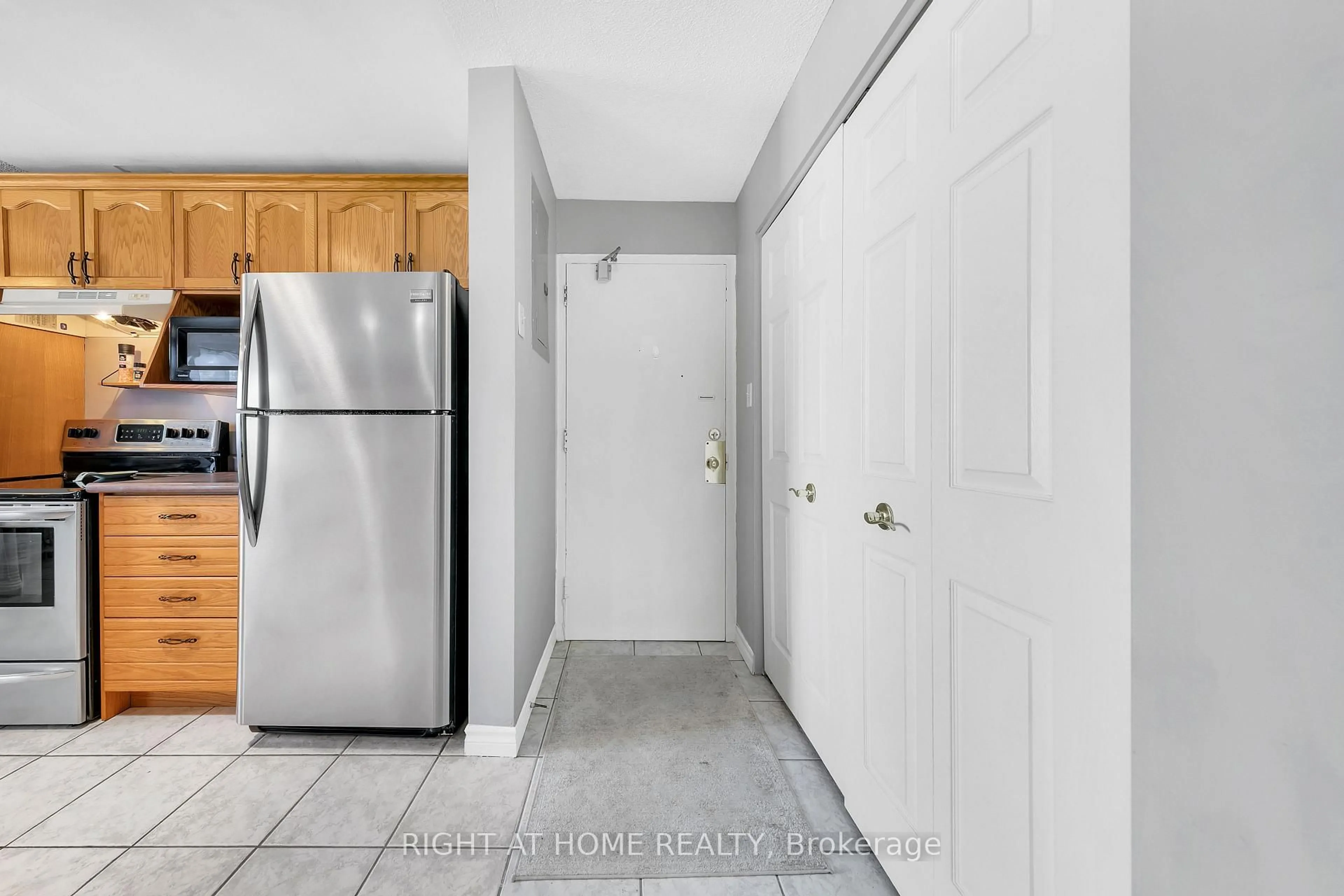 Standard kitchen, unknown for 616 Grey St #6, Brantford Ontario N3S 4Y1