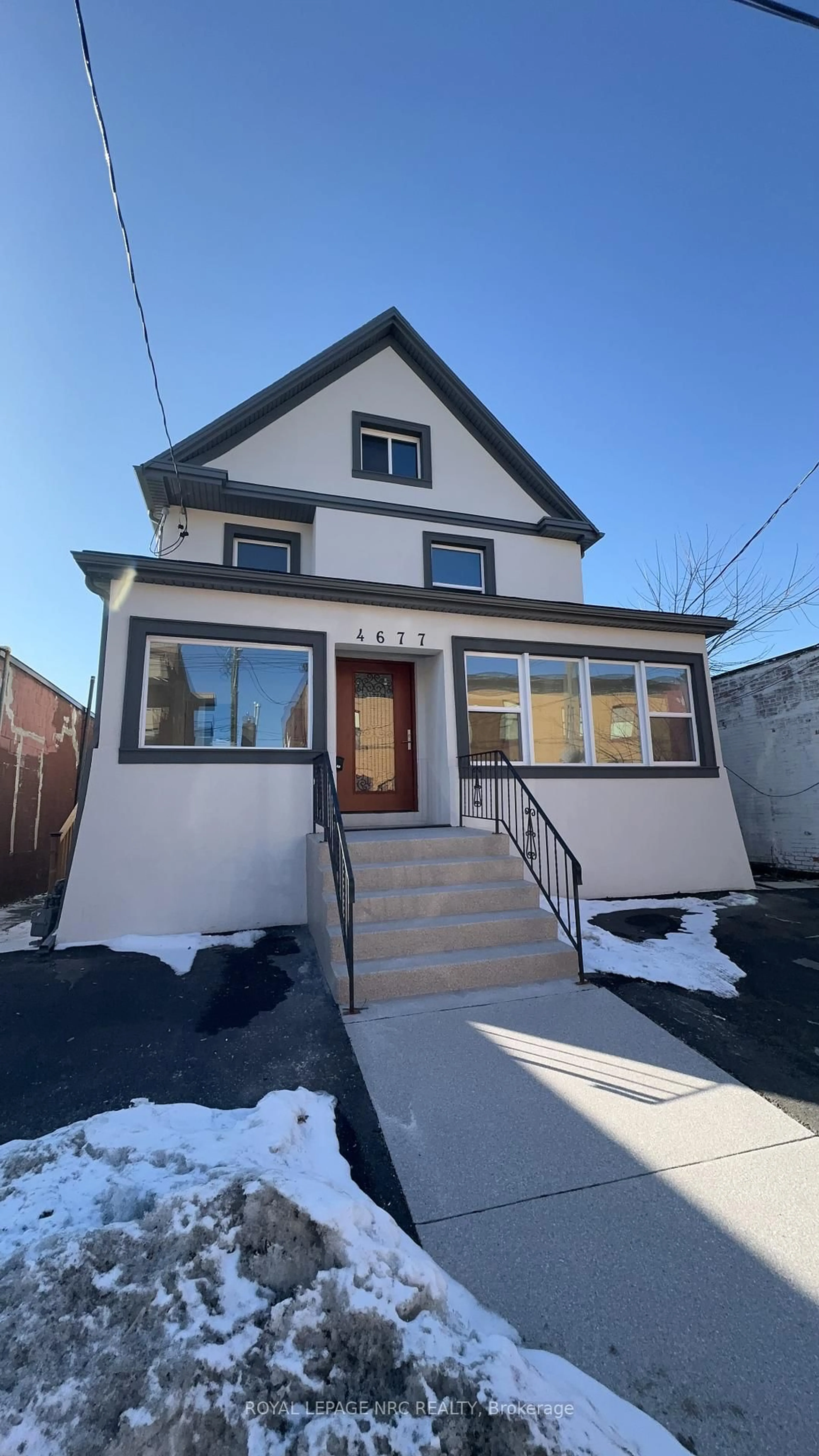 Home with vinyl exterior material, street for 4677 Crysler Ave, Niagara Falls Ontario L2E 3V7