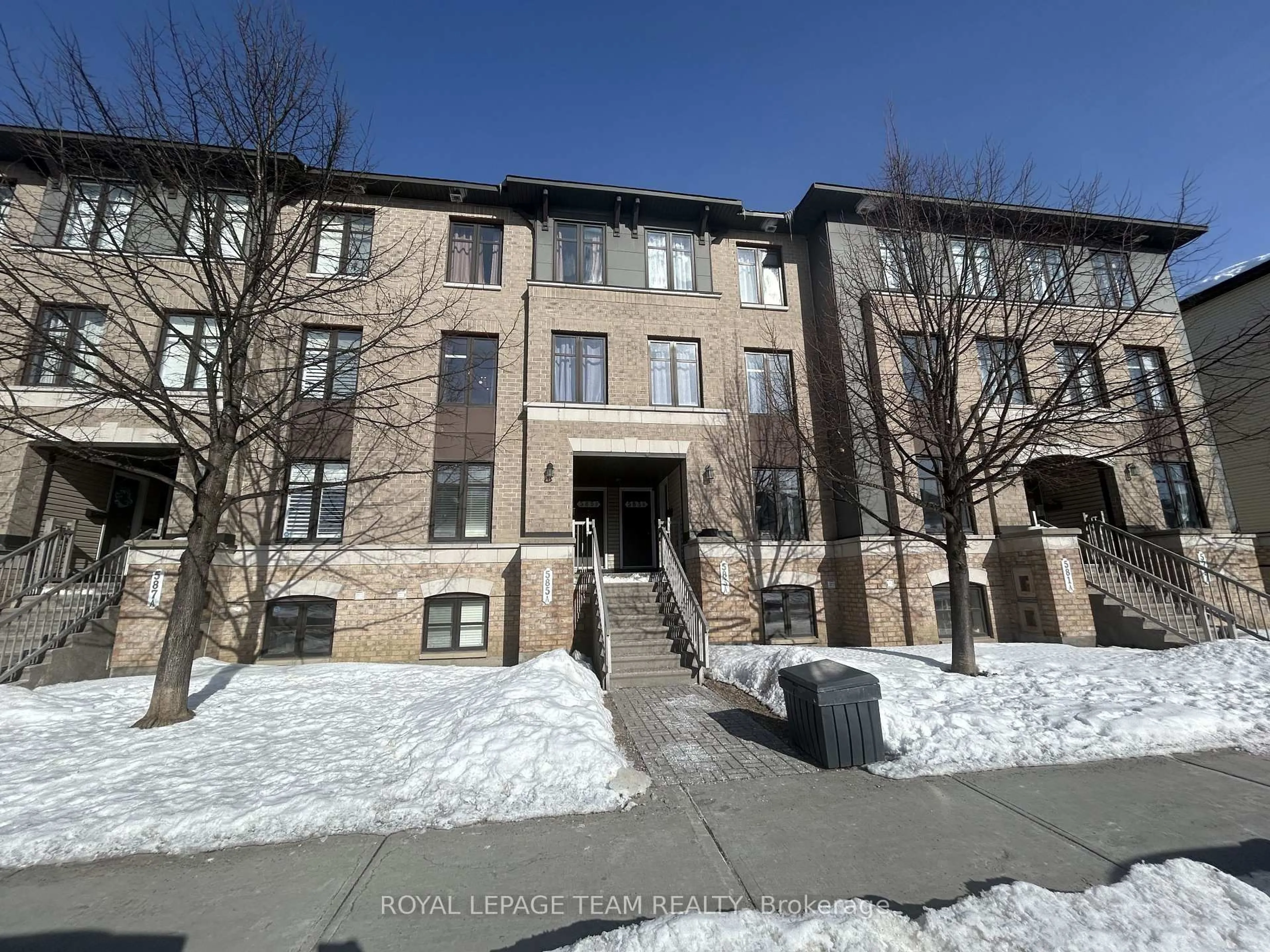 A pic from outside/outdoor area/front of a property/back of a property/a pic from drone, building for 583A Chapman Mills Dr, Ottawa Ontario K2J 5T2