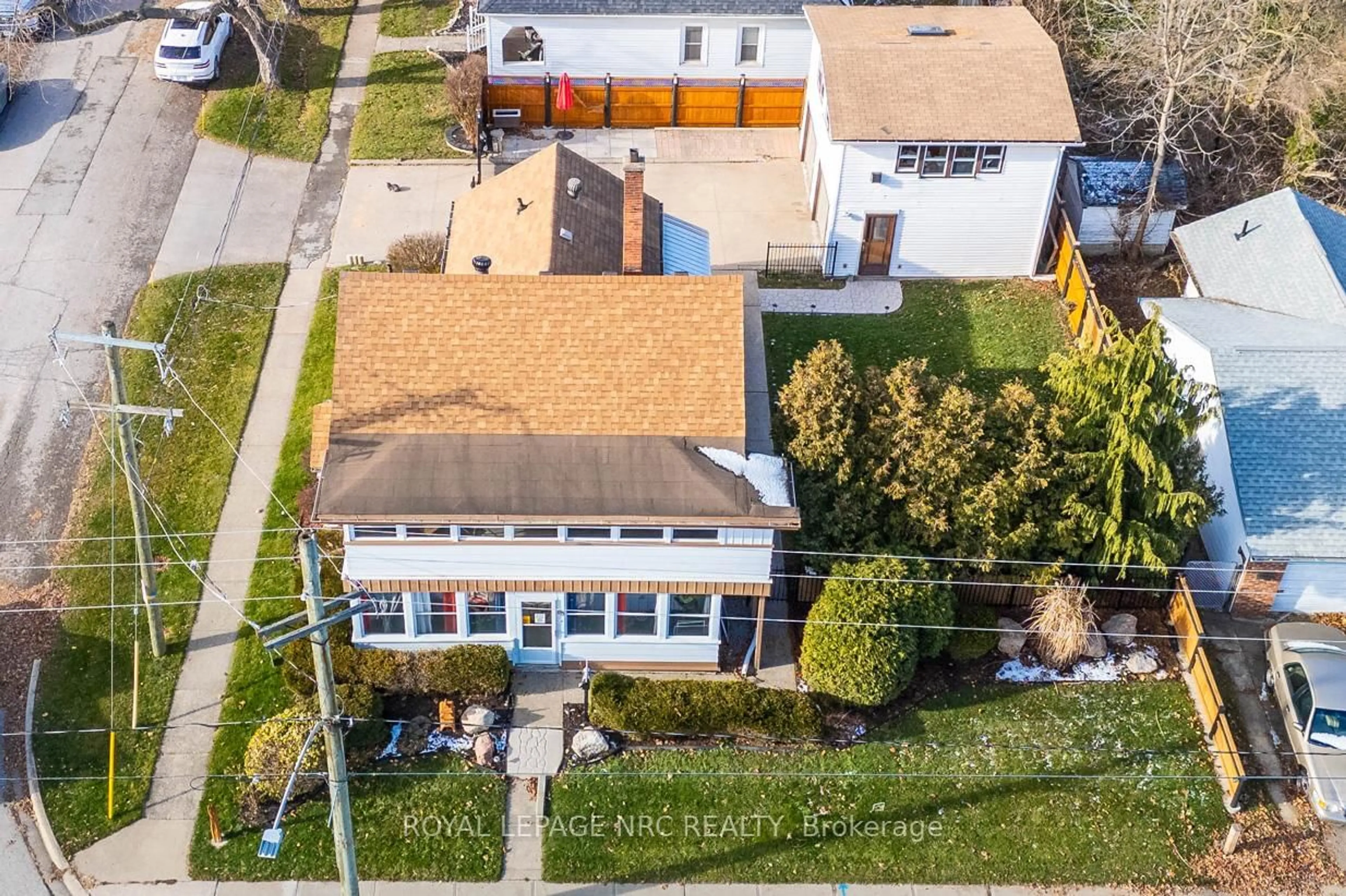 A pic from outside/outdoor area/front of a property/back of a property/a pic from drone, unknown for 85 Pine St, Thorold Ontario L2V 3L8