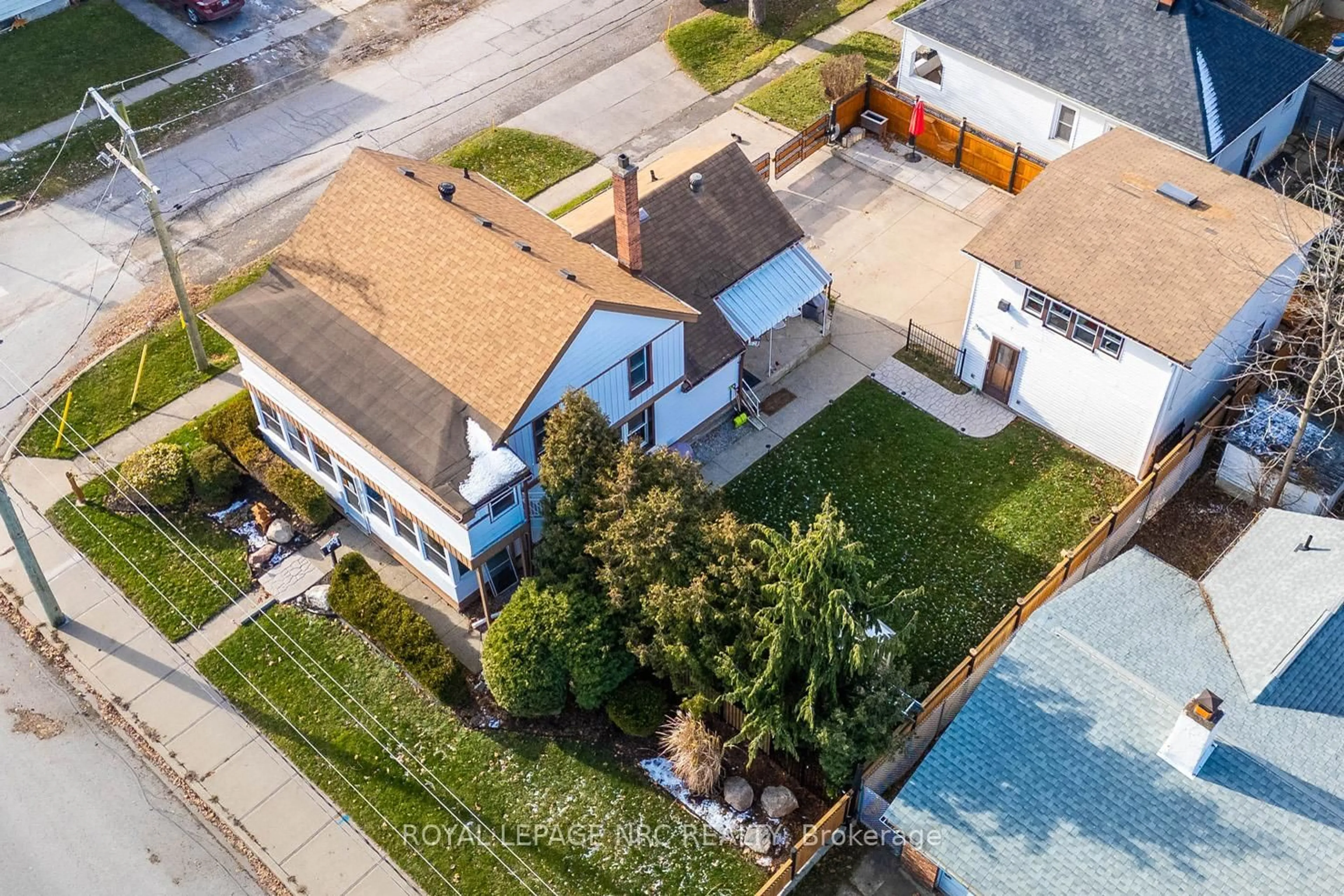 A pic from outside/outdoor area/front of a property/back of a property/a pic from drone, street for 85 Pine St, Thorold Ontario L2V 3L8