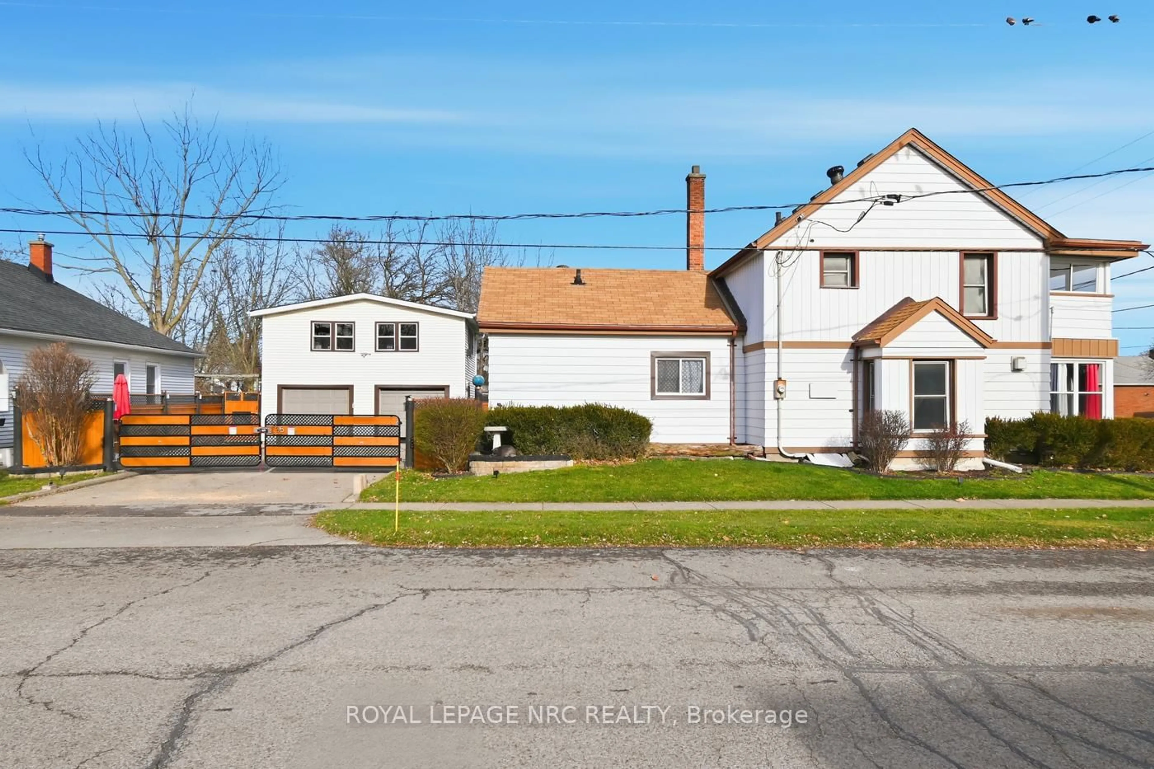 A pic from outside/outdoor area/front of a property/back of a property/a pic from drone, street for 85 Pine St, Thorold Ontario L2V 3L8