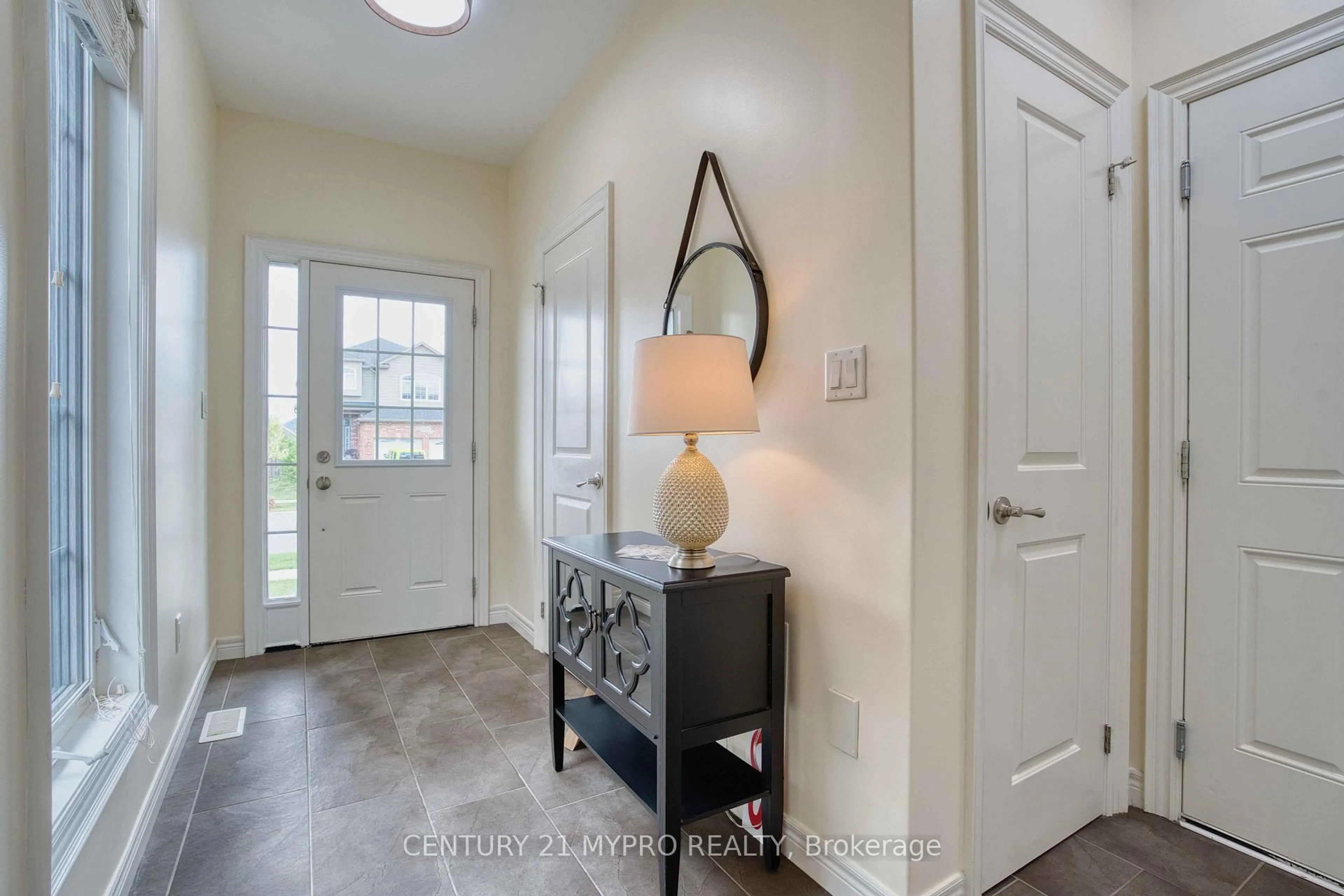 Indoor entryway for 1094 Oakcrossing Rd, London North Ontario N6H 0E9
