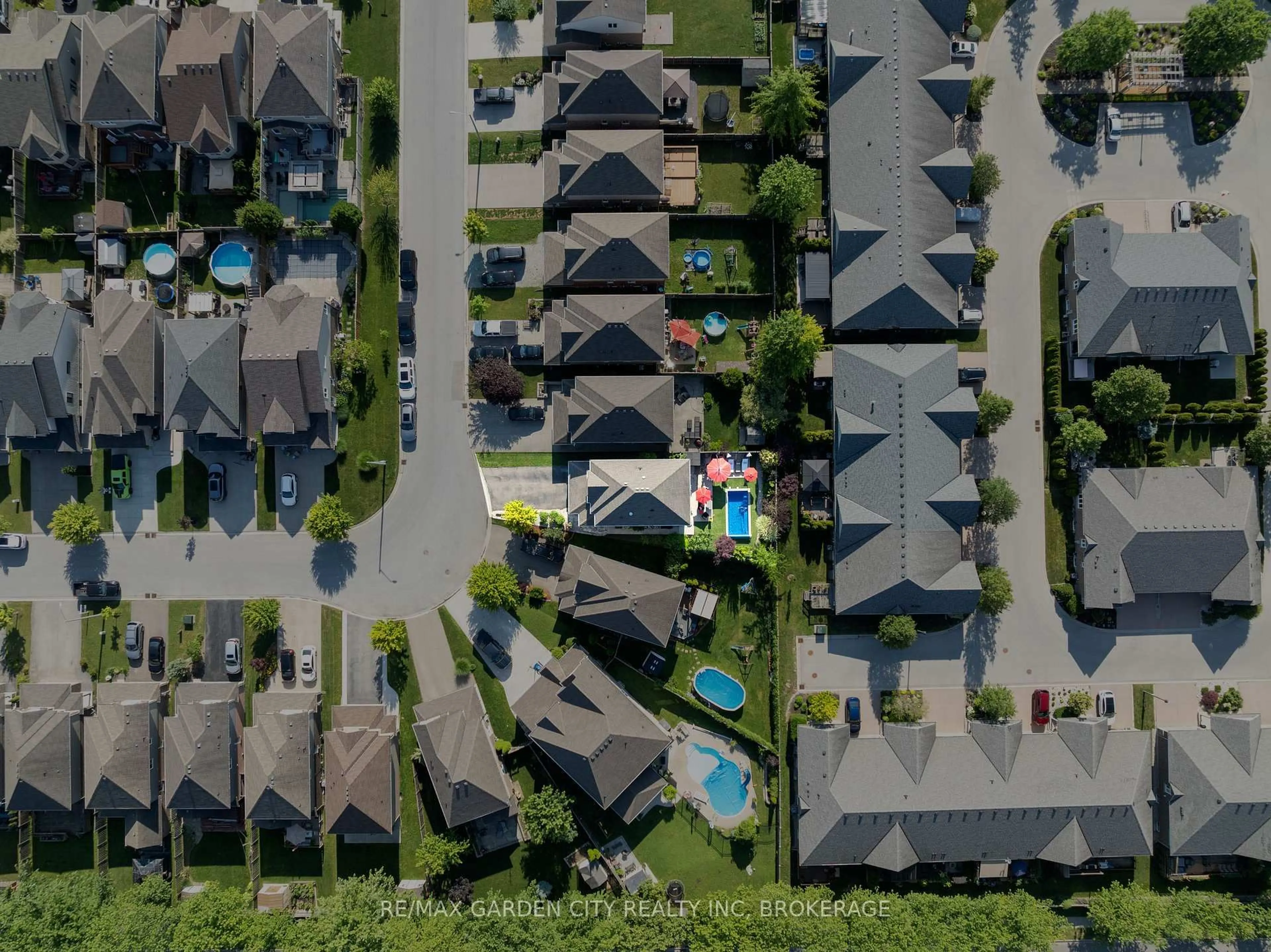 A pic from outside/outdoor area/front of a property/back of a property/a pic from drone, street for 6456 Armelina Cres, Niagara Falls Ontario L2H 0B4