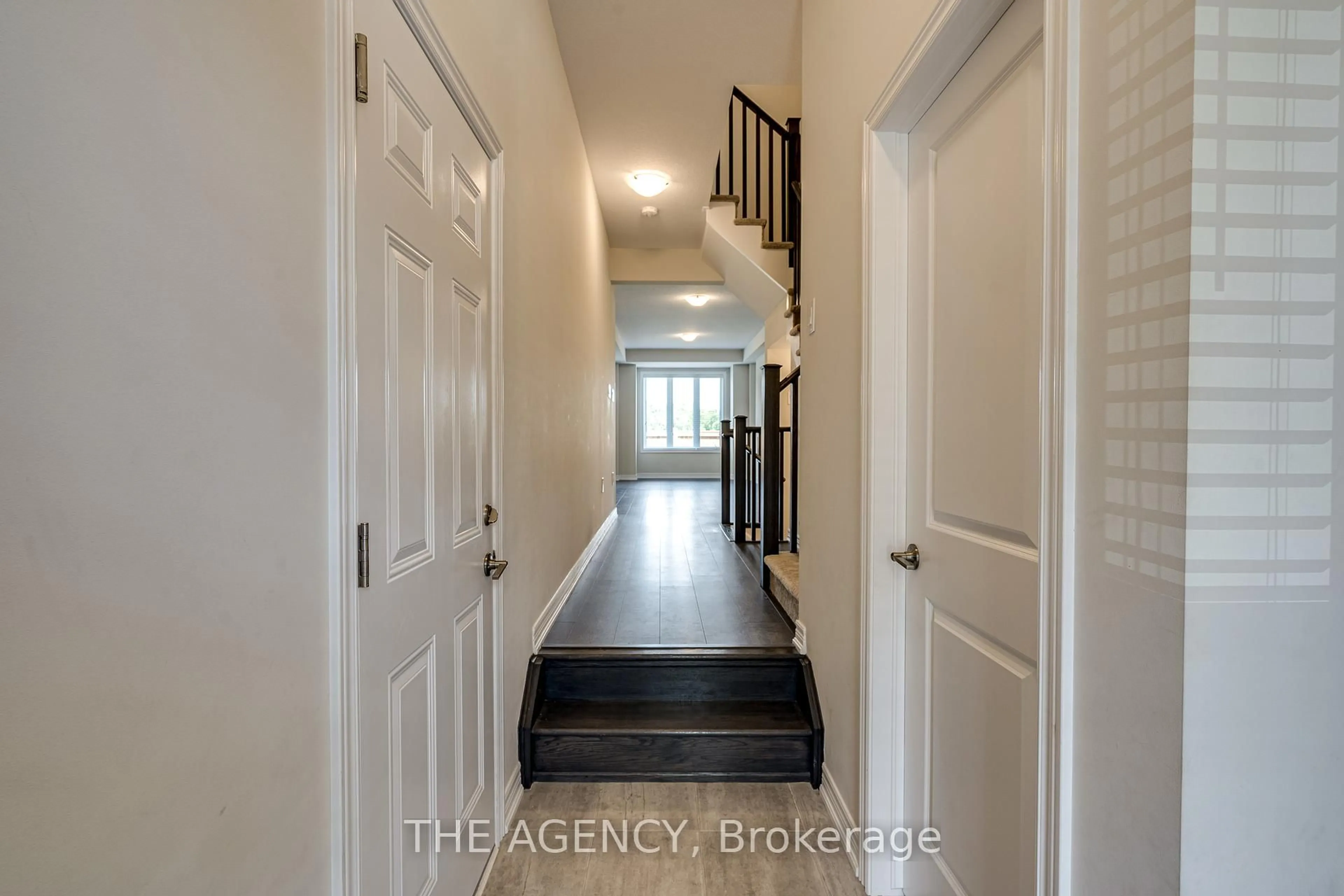 Indoor entryway for 47 Hibiscus Lane, Hamilton Ontario L8K 0A4
