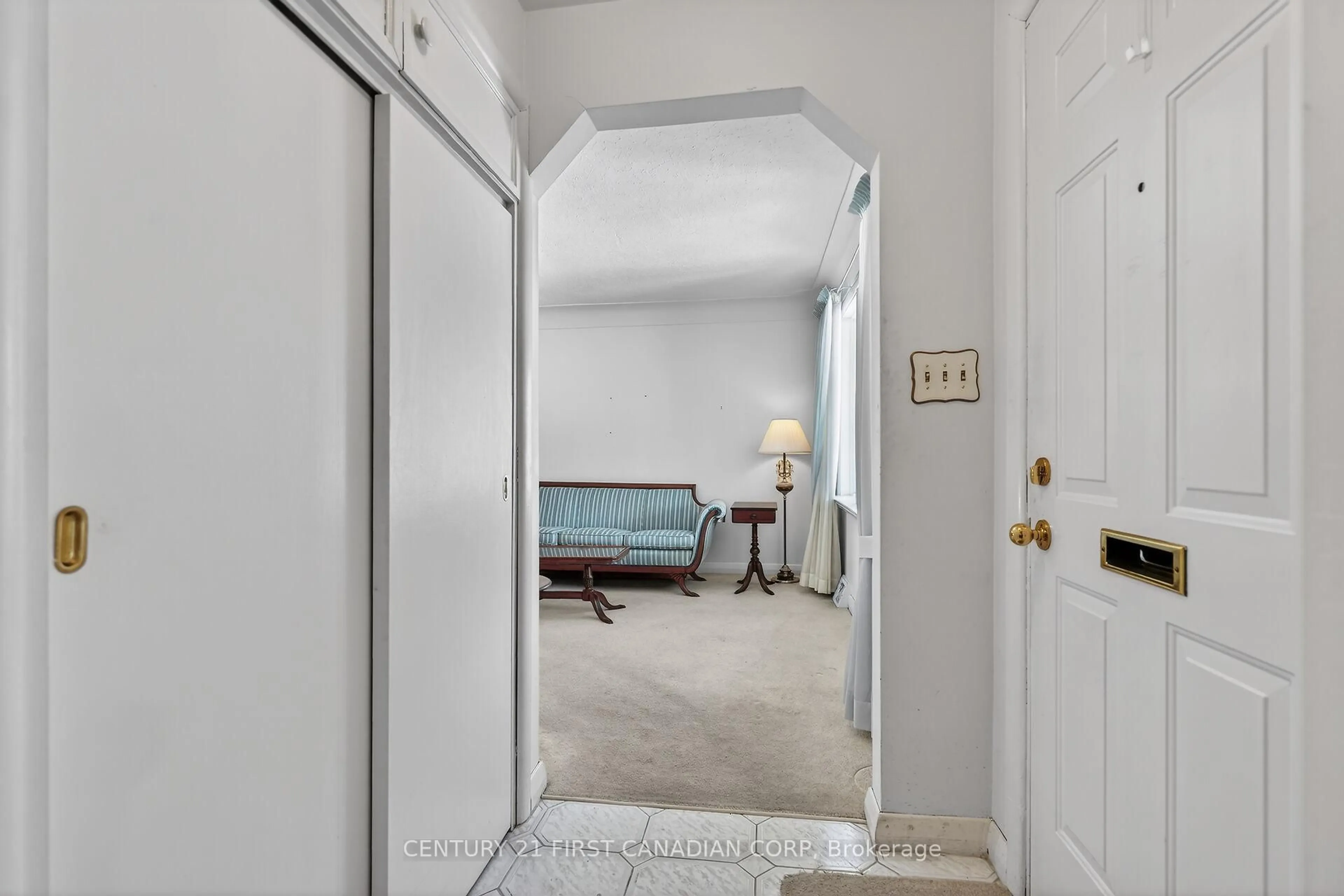 Indoor entryway for 294 Stephen St, London South Ontario N6K 2N1