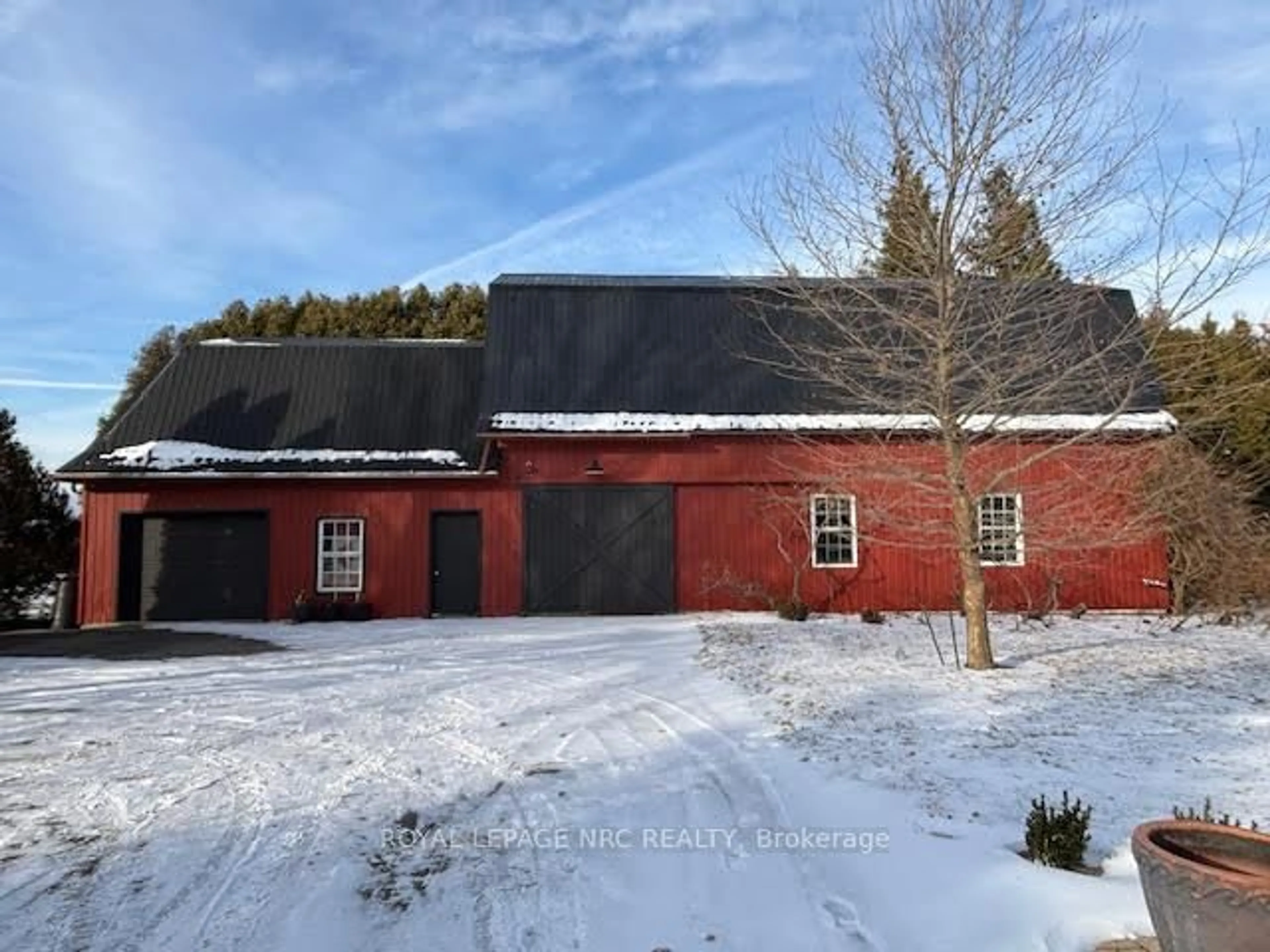 A pic from outside/outdoor area/front of a property/back of a property/a pic from drone, building for 326 Lakeshore Rd, Niagara-on-the-Lake Ontario L0S 1J0