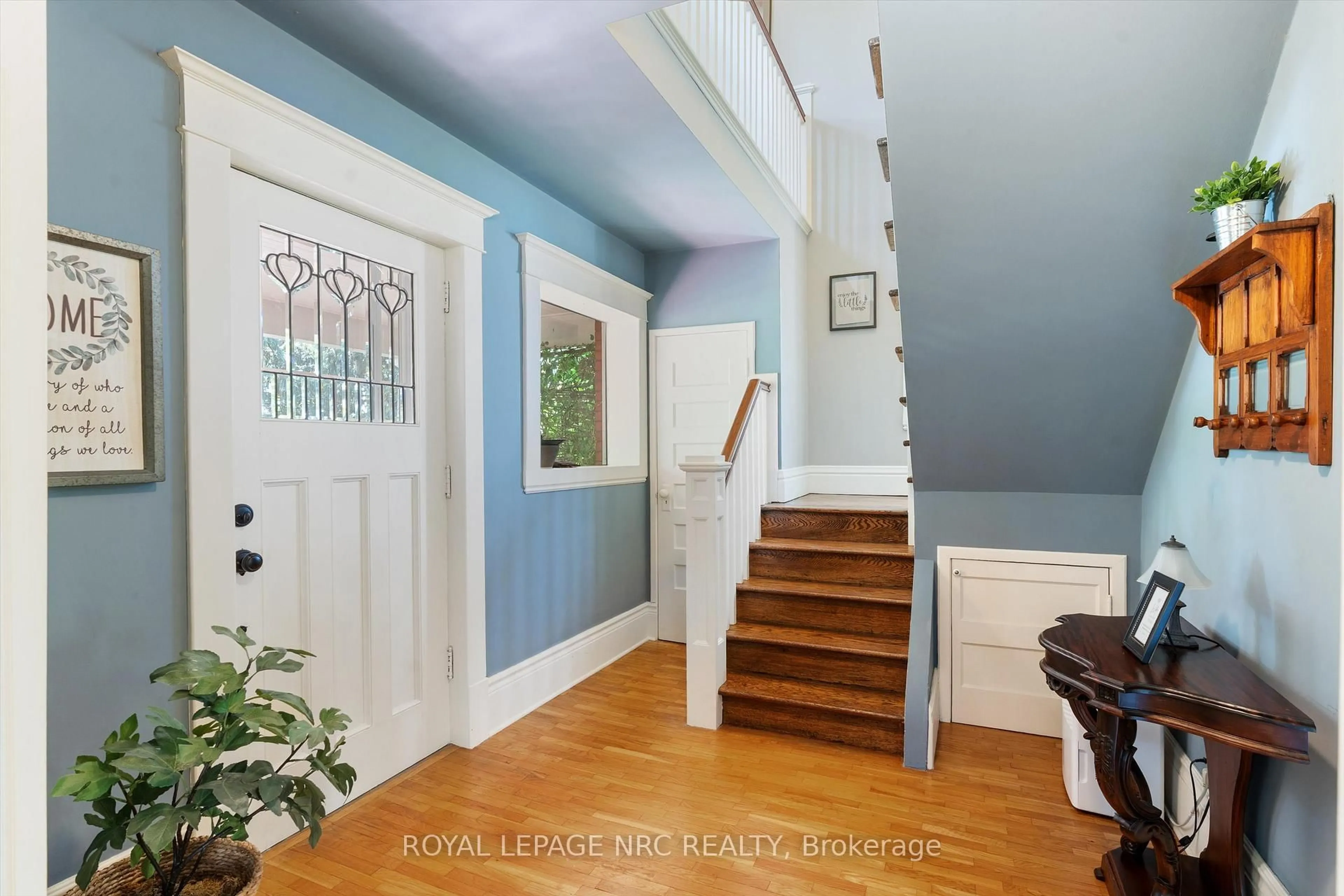 Indoor entryway for 326 Lakeshore Rd, Niagara-on-the-Lake Ontario L0S 1J0