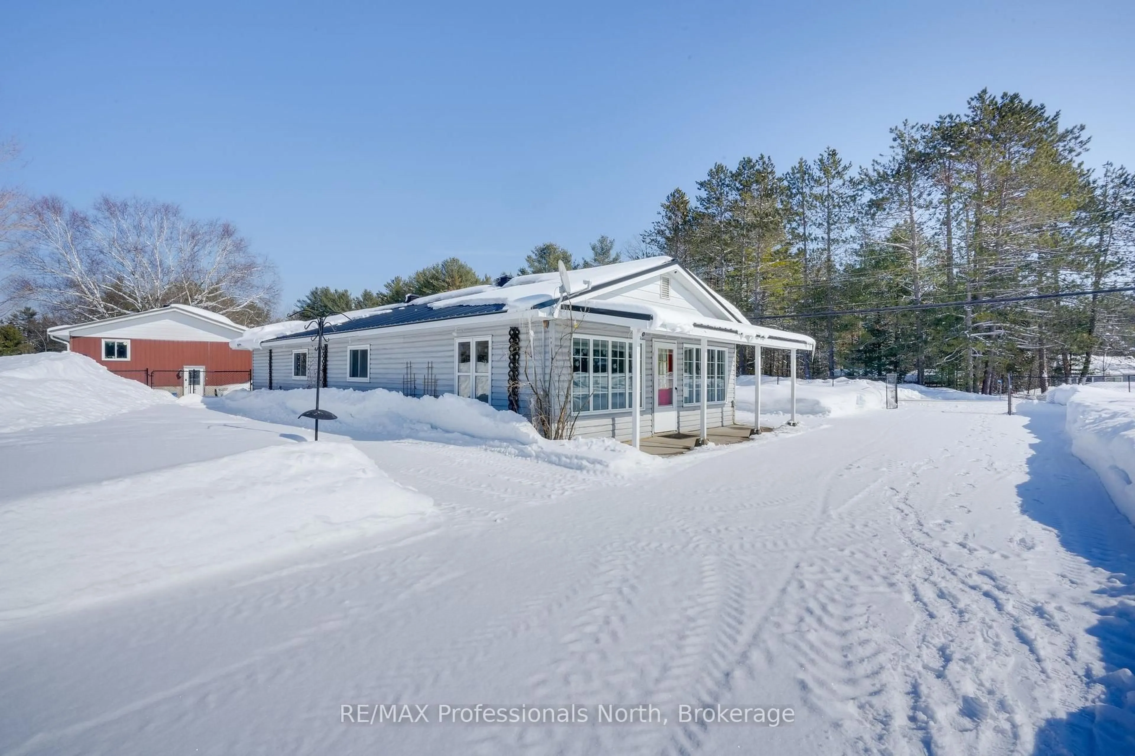 A pic from outside/outdoor area/front of a property/back of a property/a pic from drone, building for 1003 Settlers Lane, Bracebridge Ontario P1L 1W9