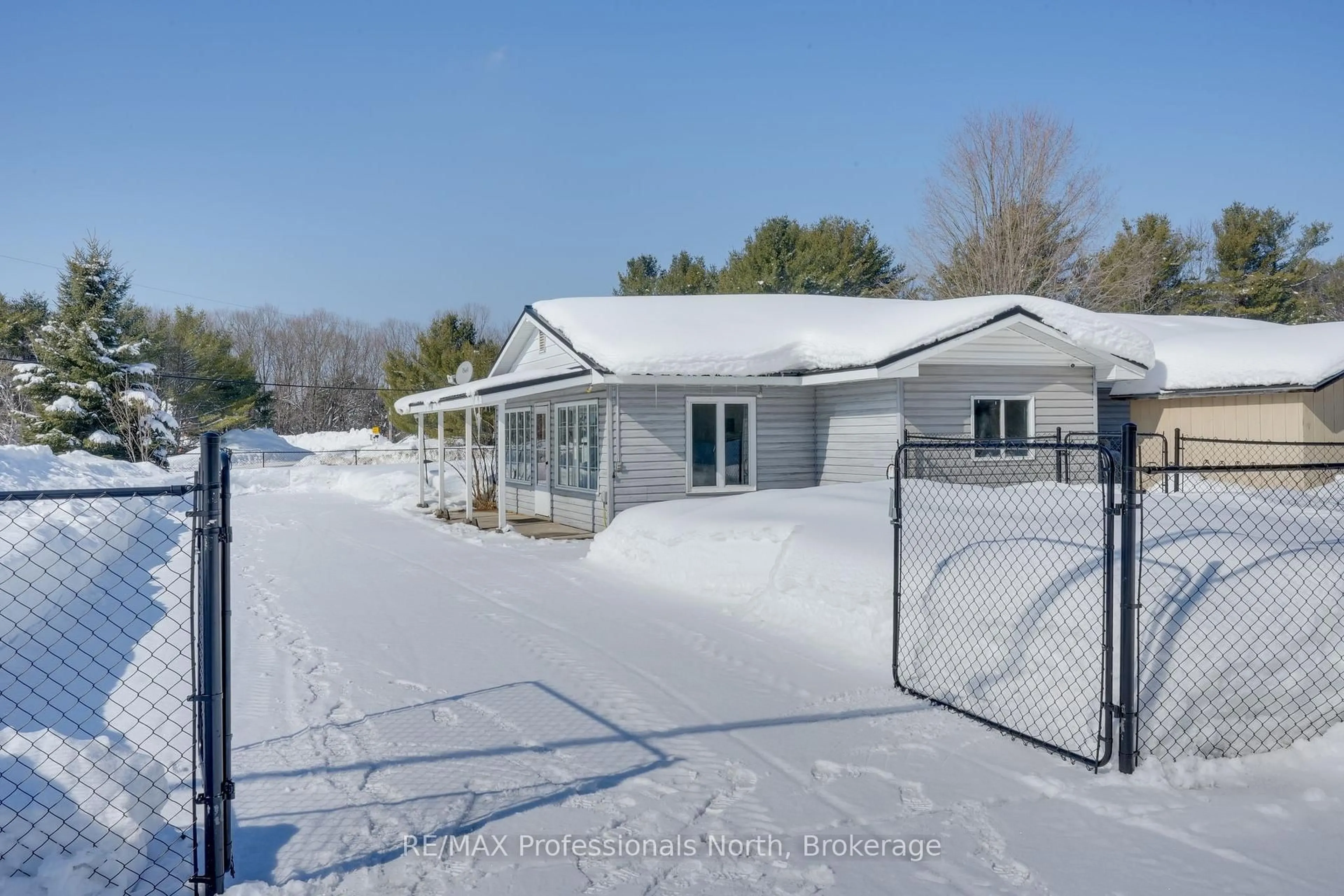 A pic from outside/outdoor area/front of a property/back of a property/a pic from drone, unknown for 1003 Settlers Lane, Bracebridge Ontario P1L 1W9