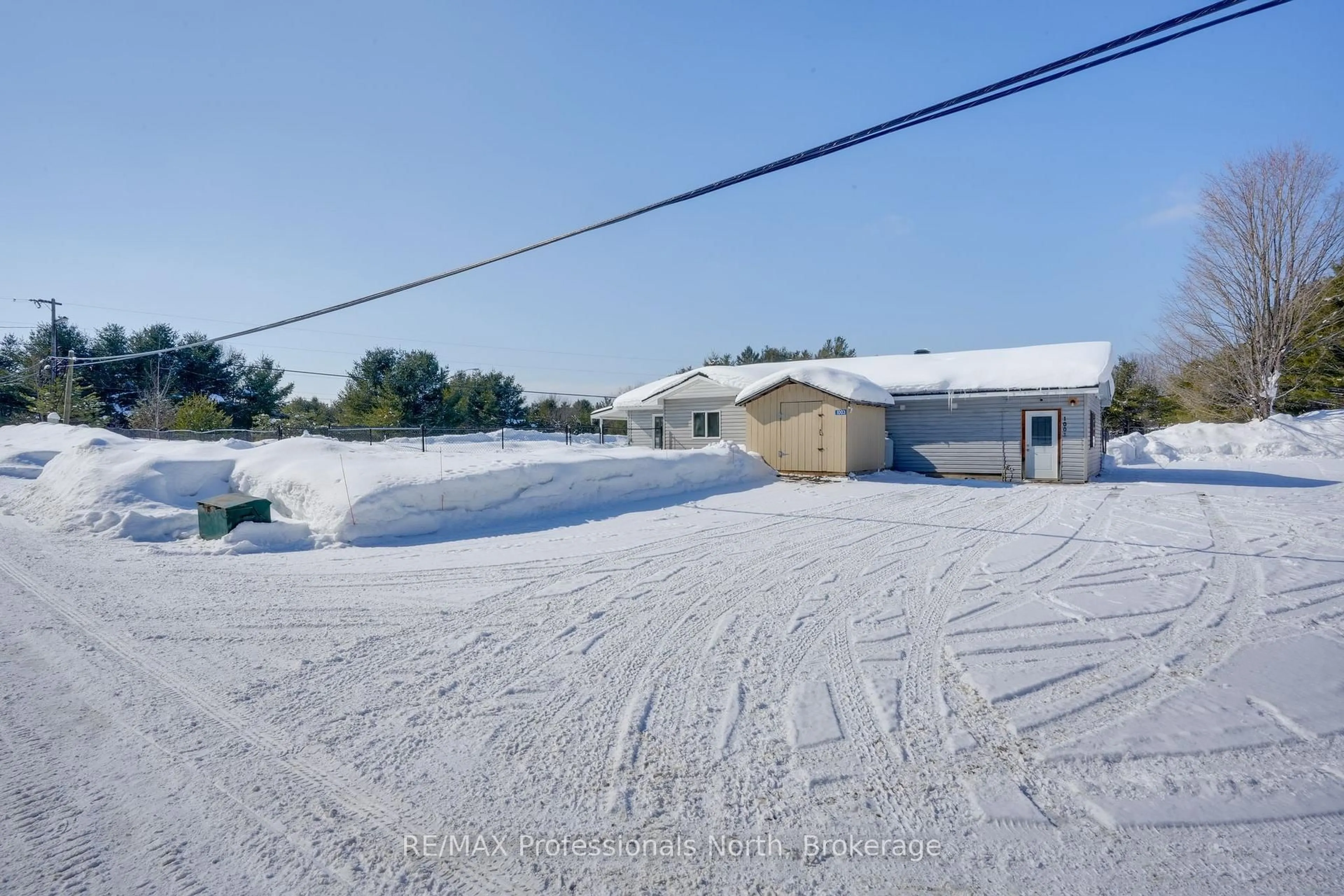 A pic from outside/outdoor area/front of a property/back of a property/a pic from drone, street for 1003 Settlers Lane, Bracebridge Ontario P1L 1W9