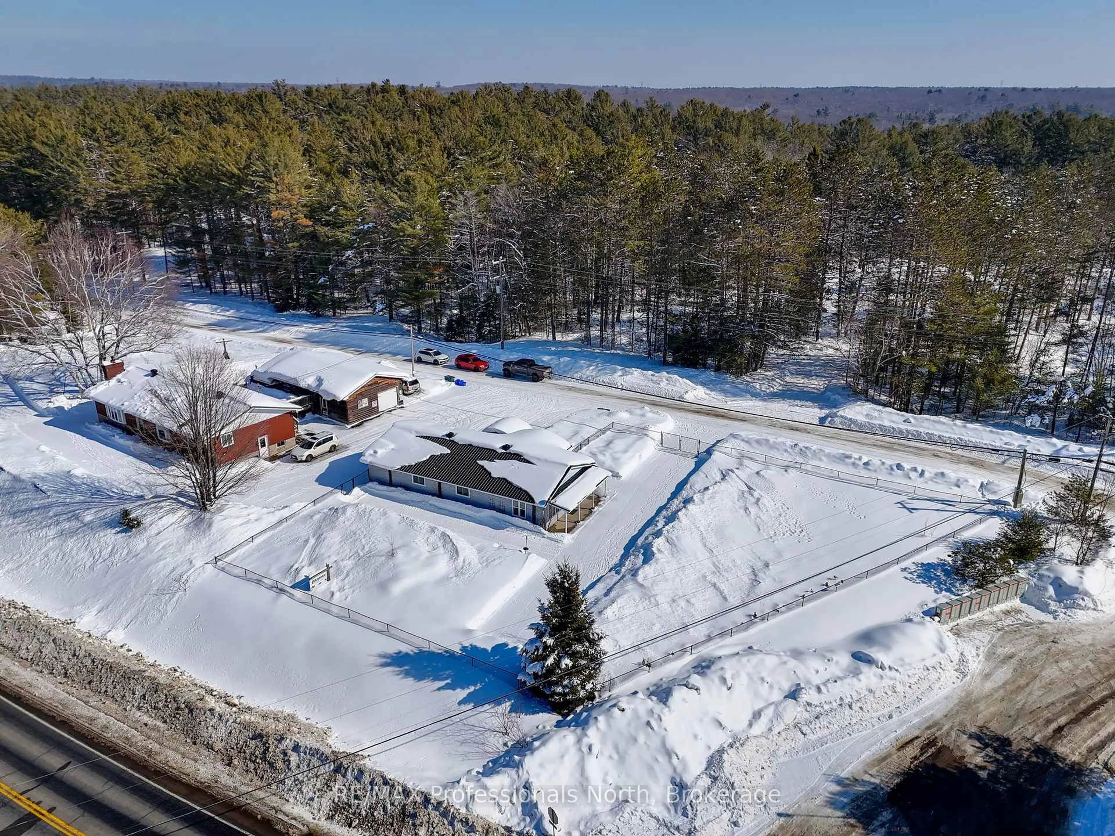 A pic from outside/outdoor area/front of a property/back of a property/a pic from drone, unknown for 1003 Settlers Lane, Bracebridge Ontario P1L 1W9