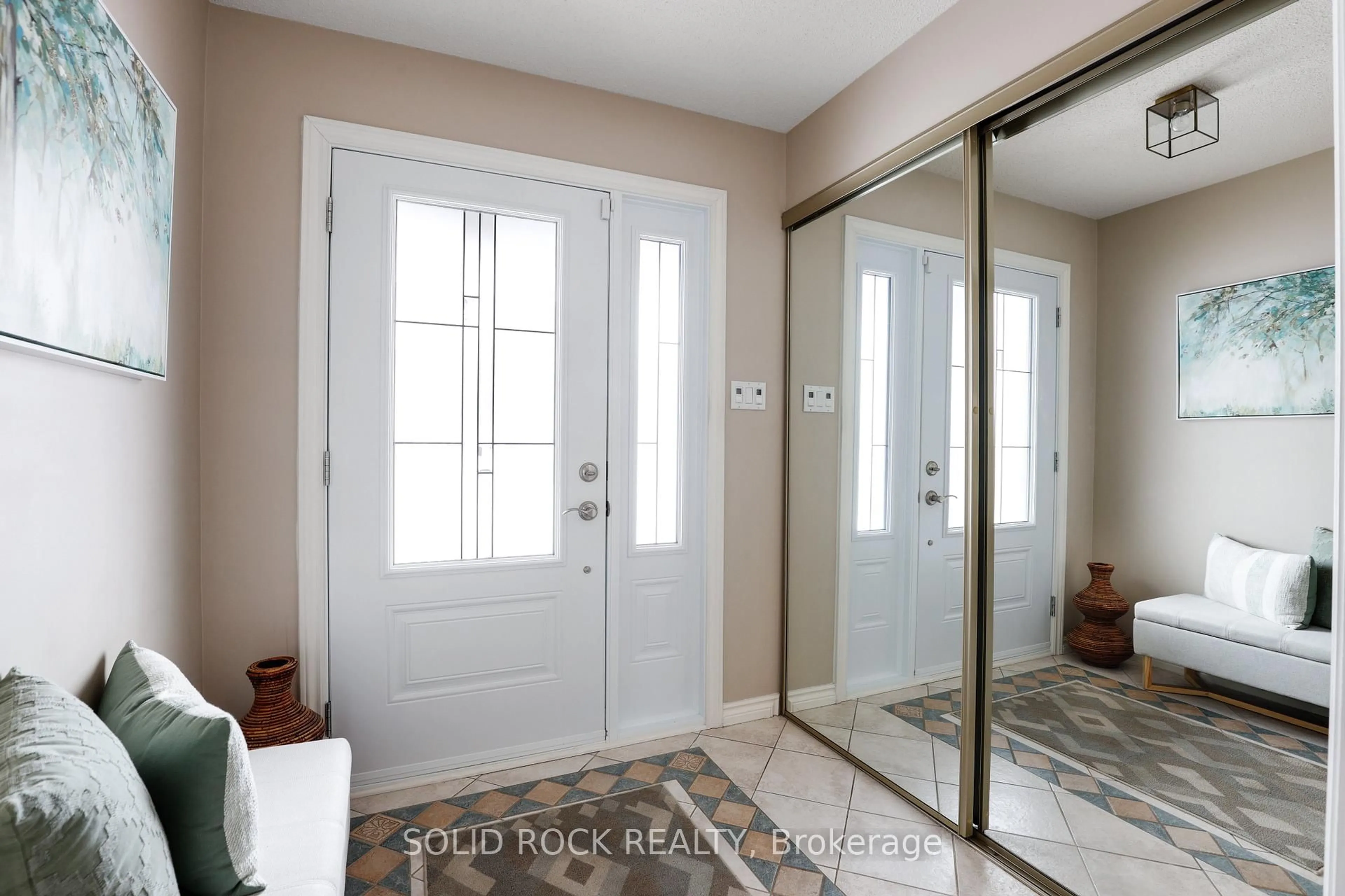 Indoor entryway for 26 Paula Cres, Ottawa Ontario K2H 9A4