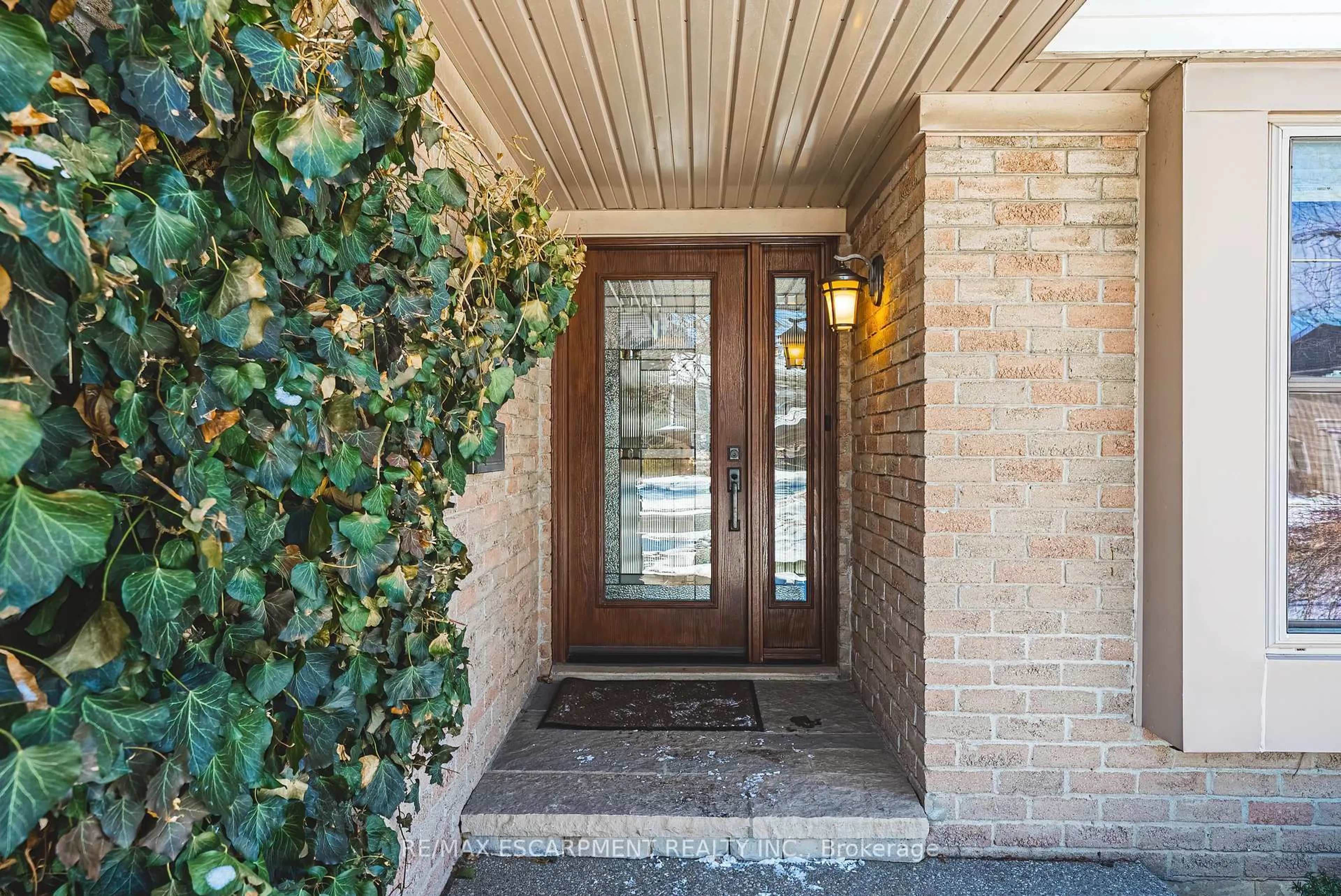 Indoor entryway for 577 Tomahawk Cres, Hamilton Ontario L9G 3T4