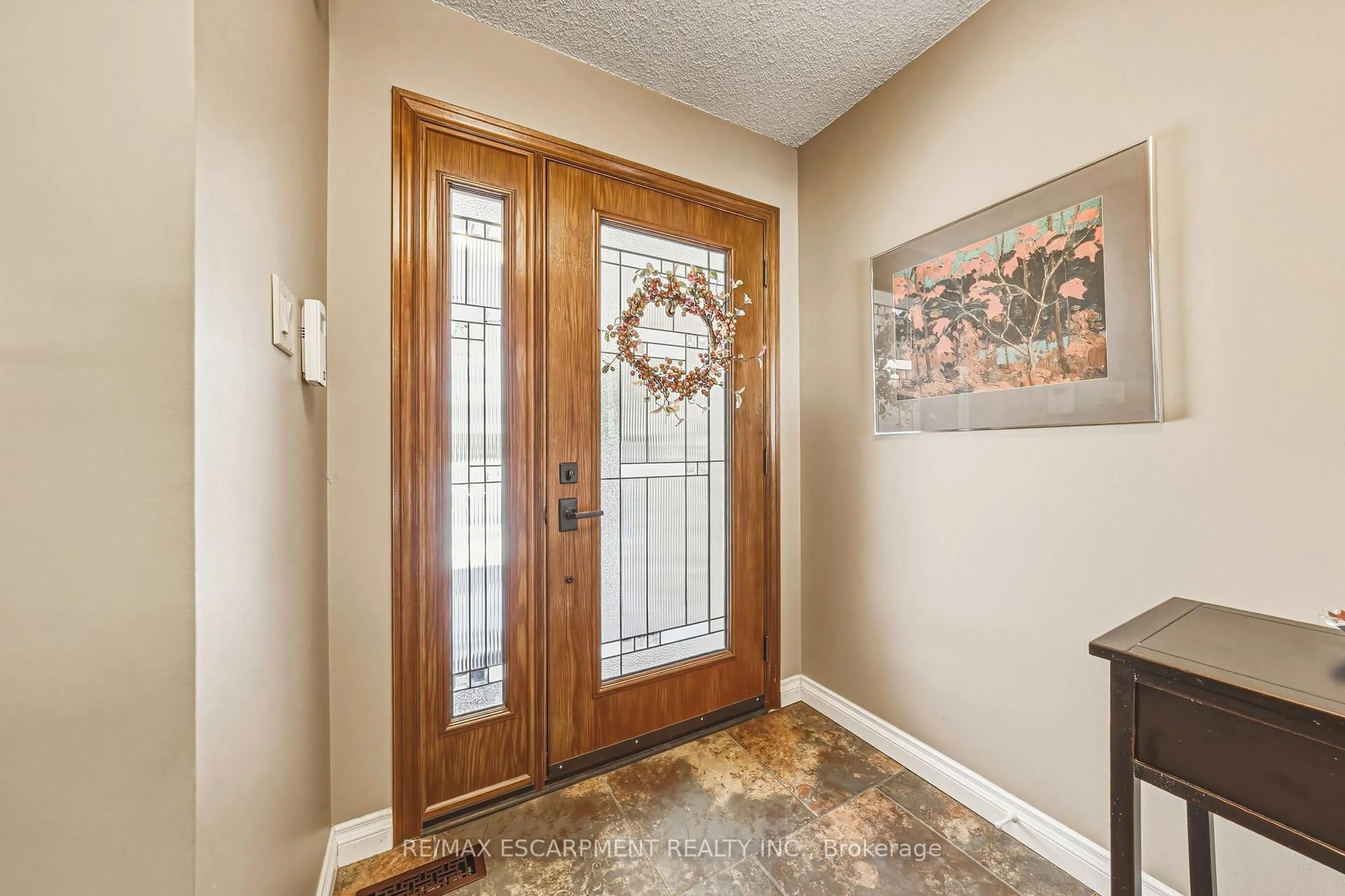 Indoor entryway for 577 Tomahawk Cres, Hamilton Ontario L9G 3T4