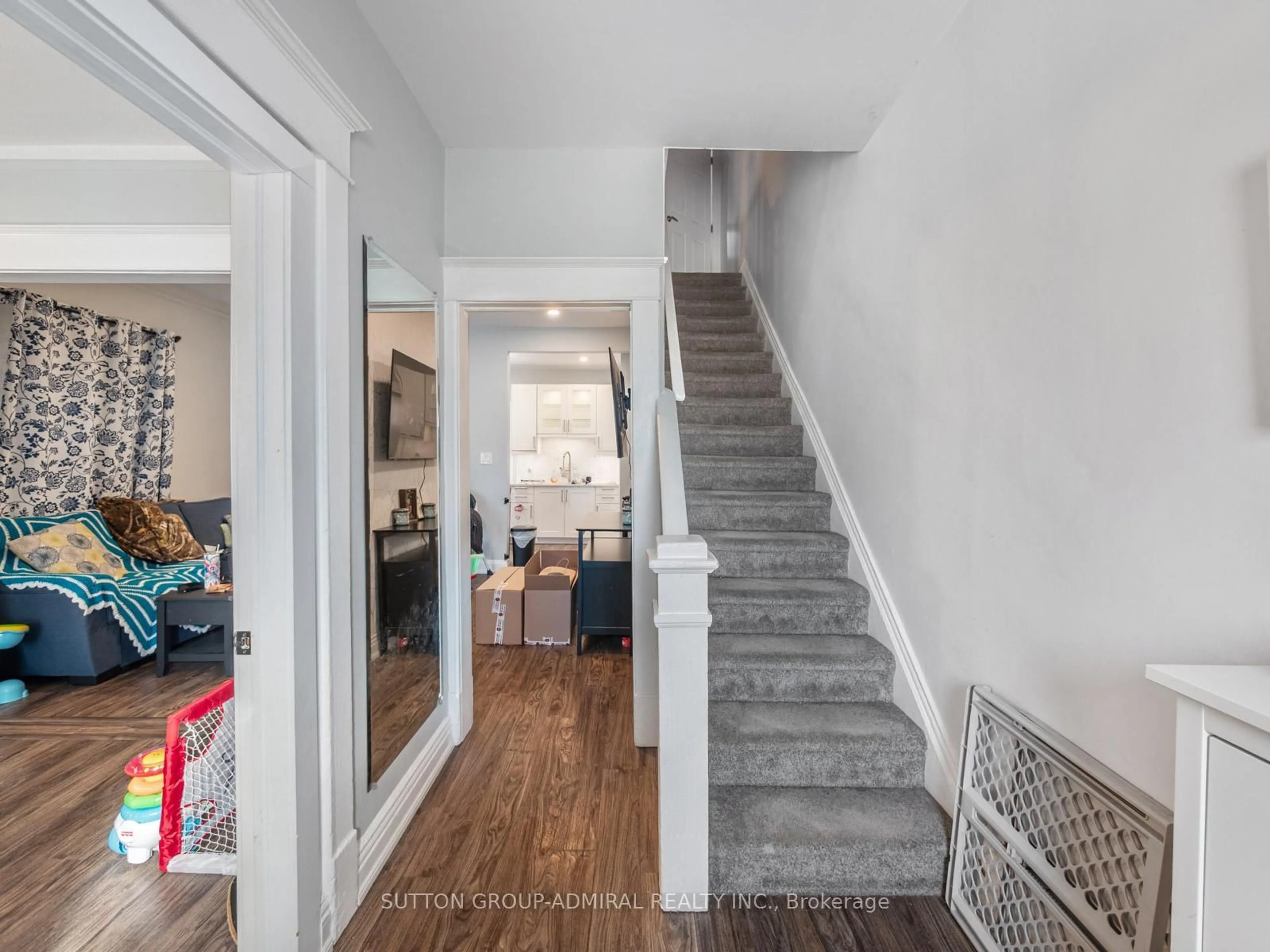 Indoor entryway for 76 Grey St, Brantford Ontario N3T 2T5