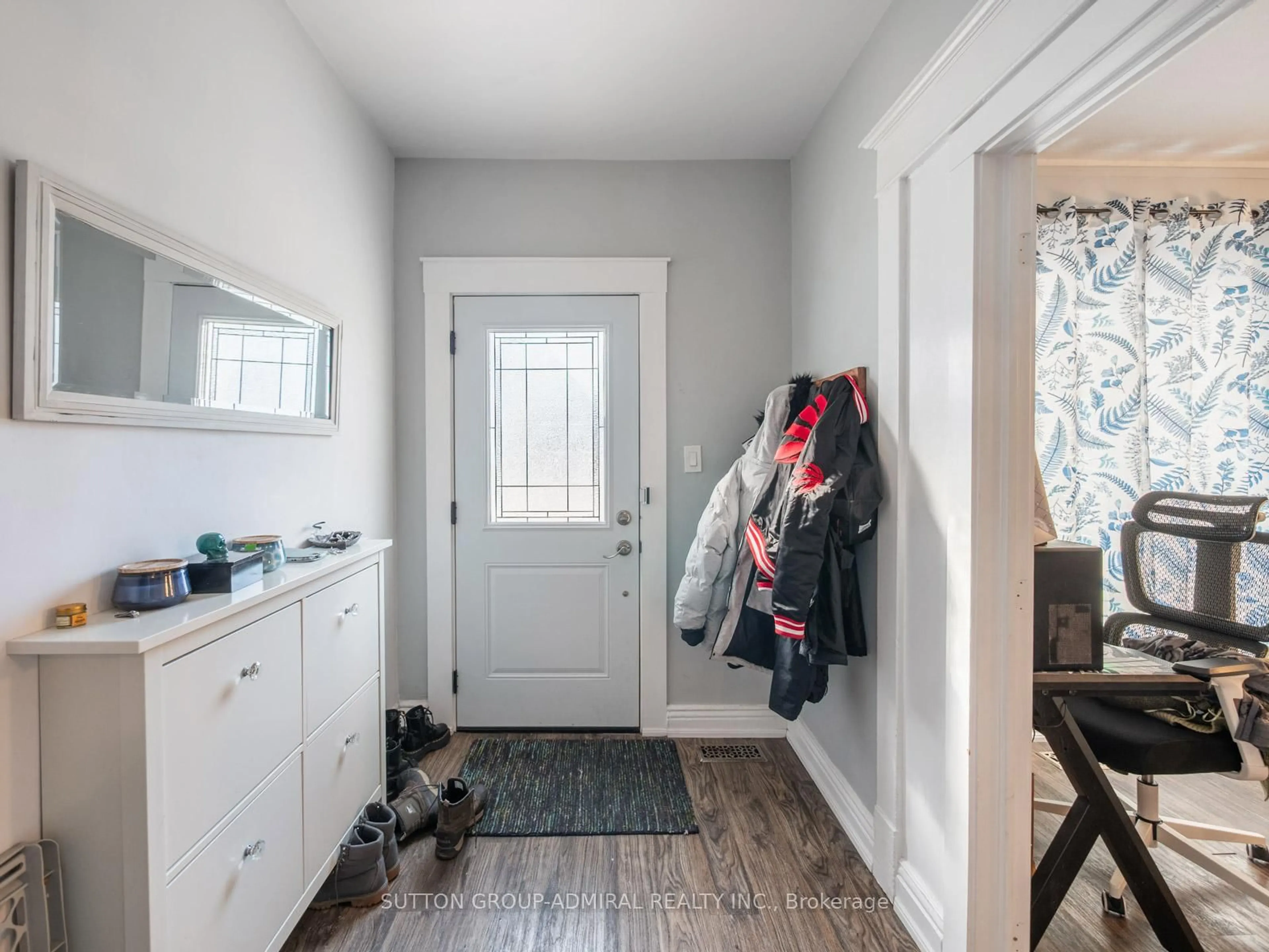 Indoor entryway for 76 Grey St, Brantford Ontario N3T 2T5