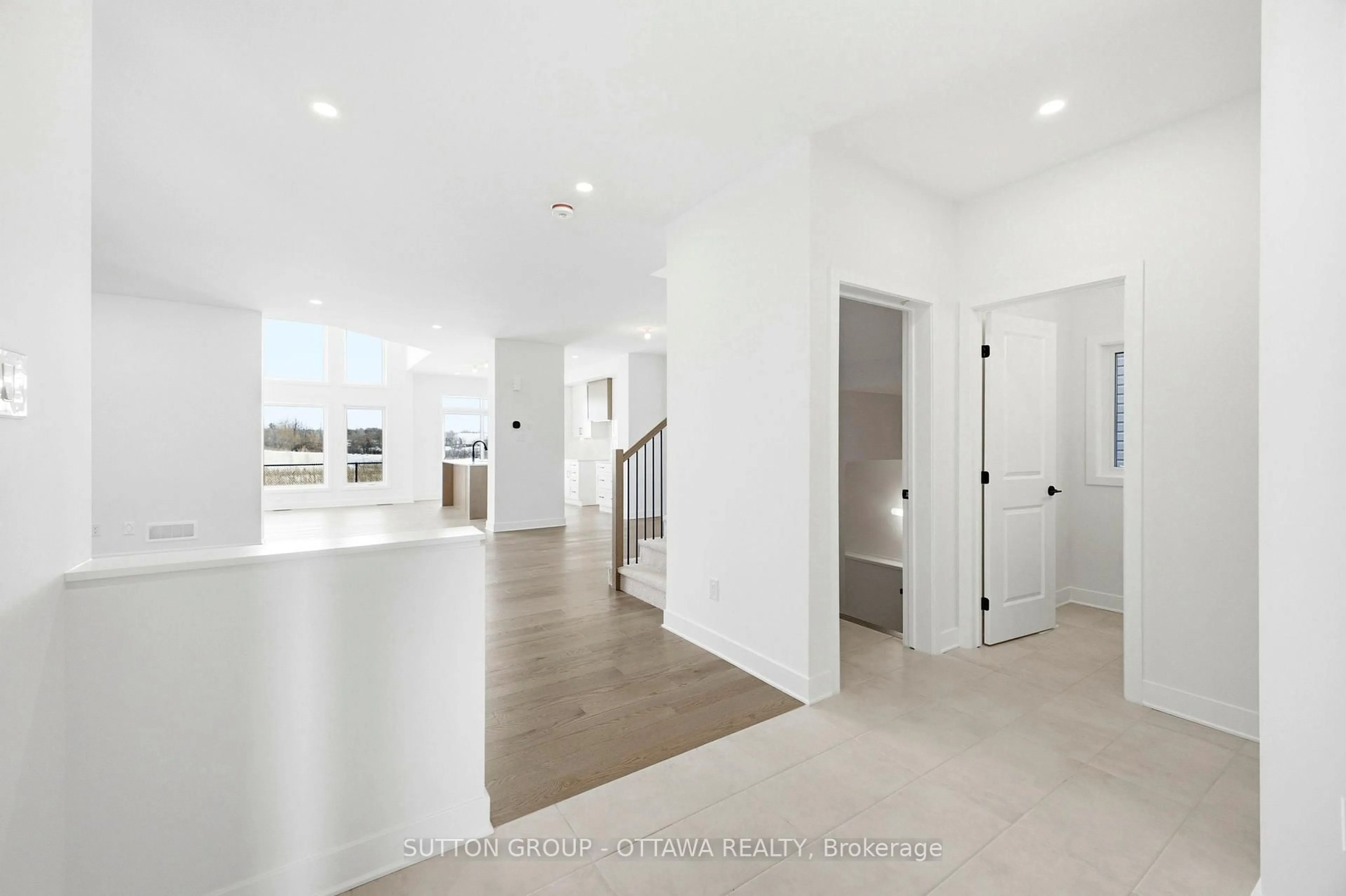 Indoor foyer for 138 Shuttleworth Dr, Ottawa Ontario K1T 0S8