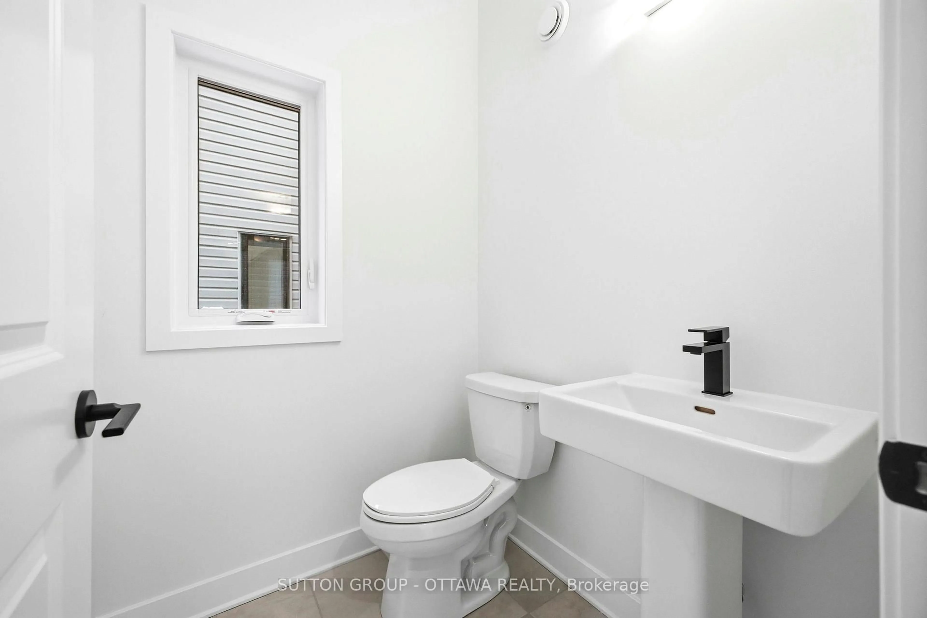 Standard bathroom, unknown for 138 Shuttleworth Dr, Ottawa Ontario K1T 0S8