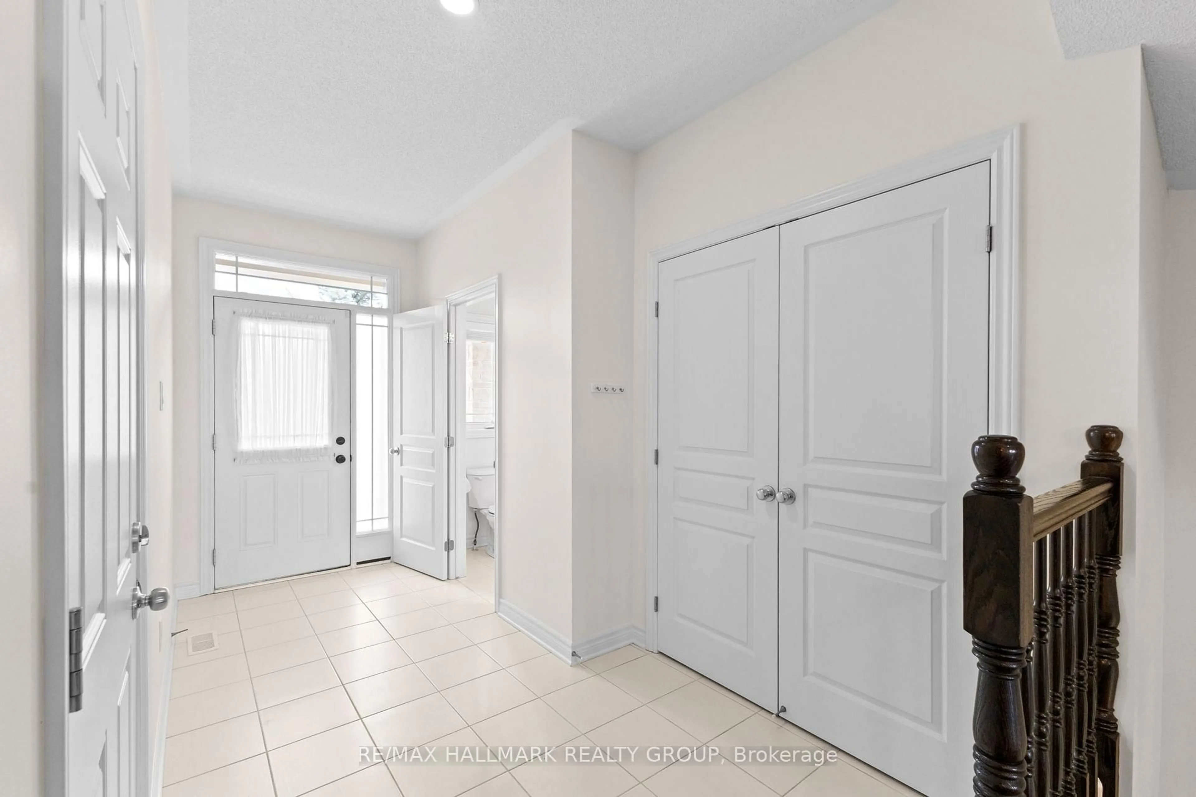 Indoor entryway for 420 Barrick Hill Rd, Ottawa Ontario K2M 0H7