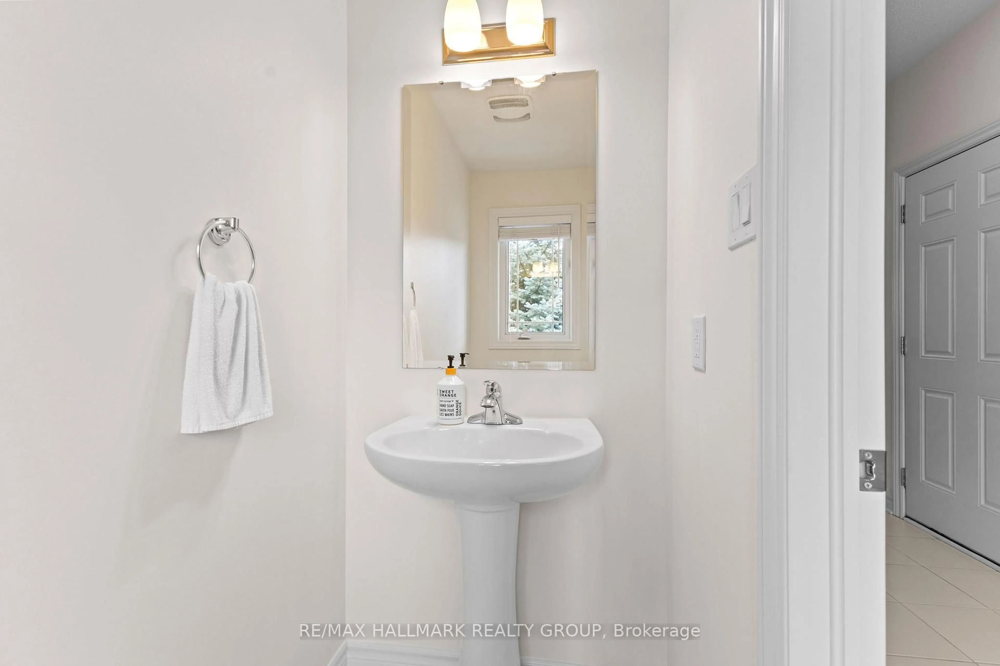 Standard bathroom, ceramic/tile floor for 420 Barrick Hill Rd, Ottawa Ontario K2M 0H7