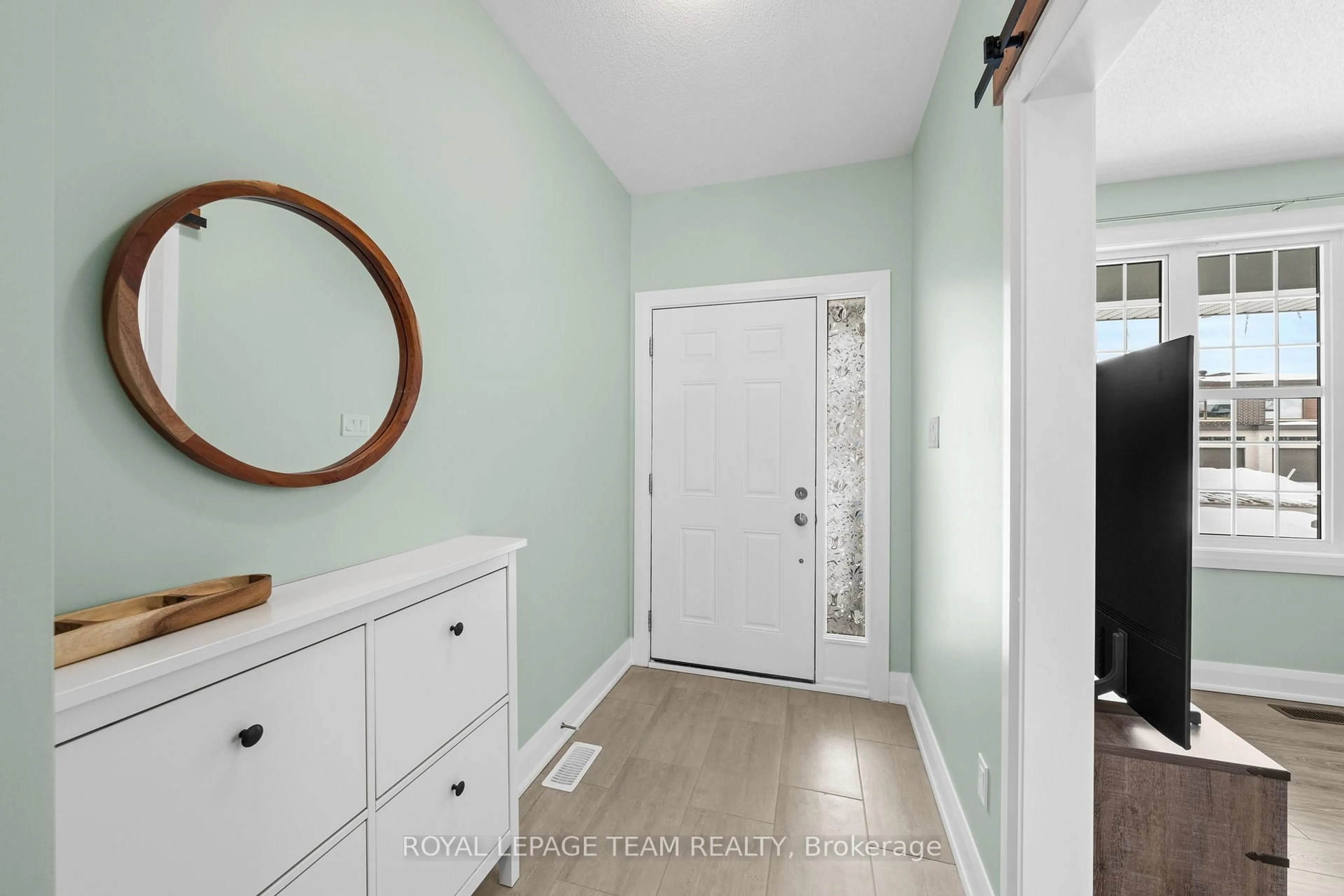 Indoor entryway for 111 Dun Skipper Dr, Ottawa Ontario K1X 0G1