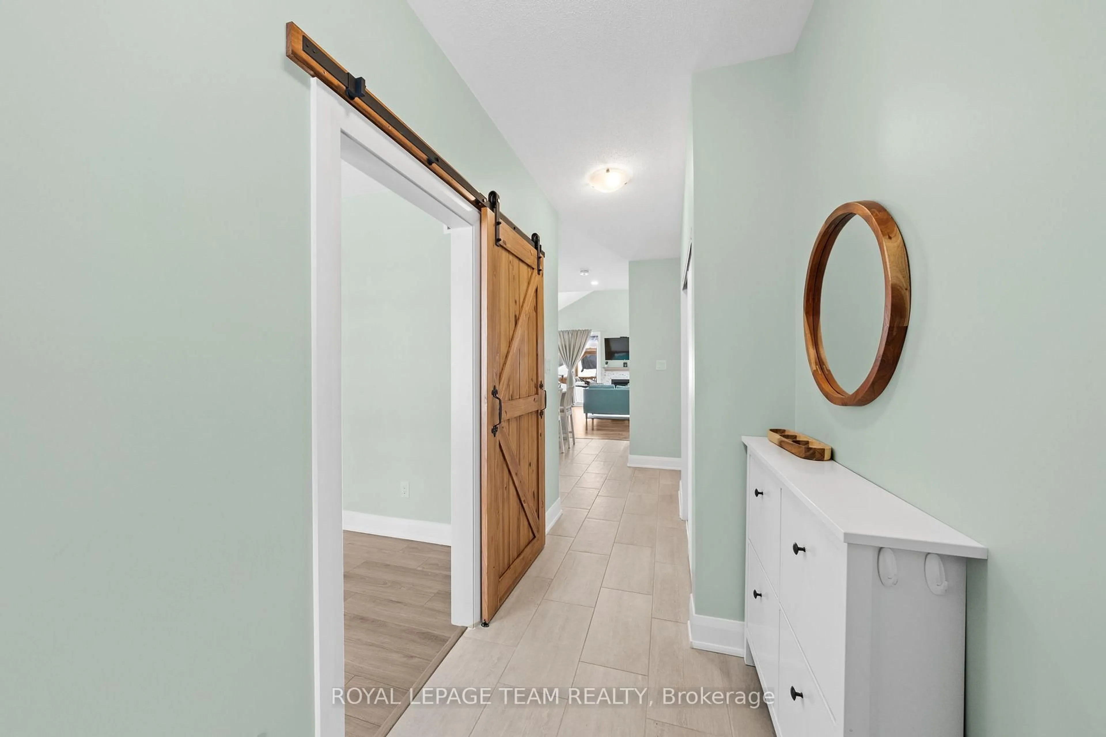 Indoor entryway for 111 Dun Skipper Dr, Ottawa Ontario K1X 0G1