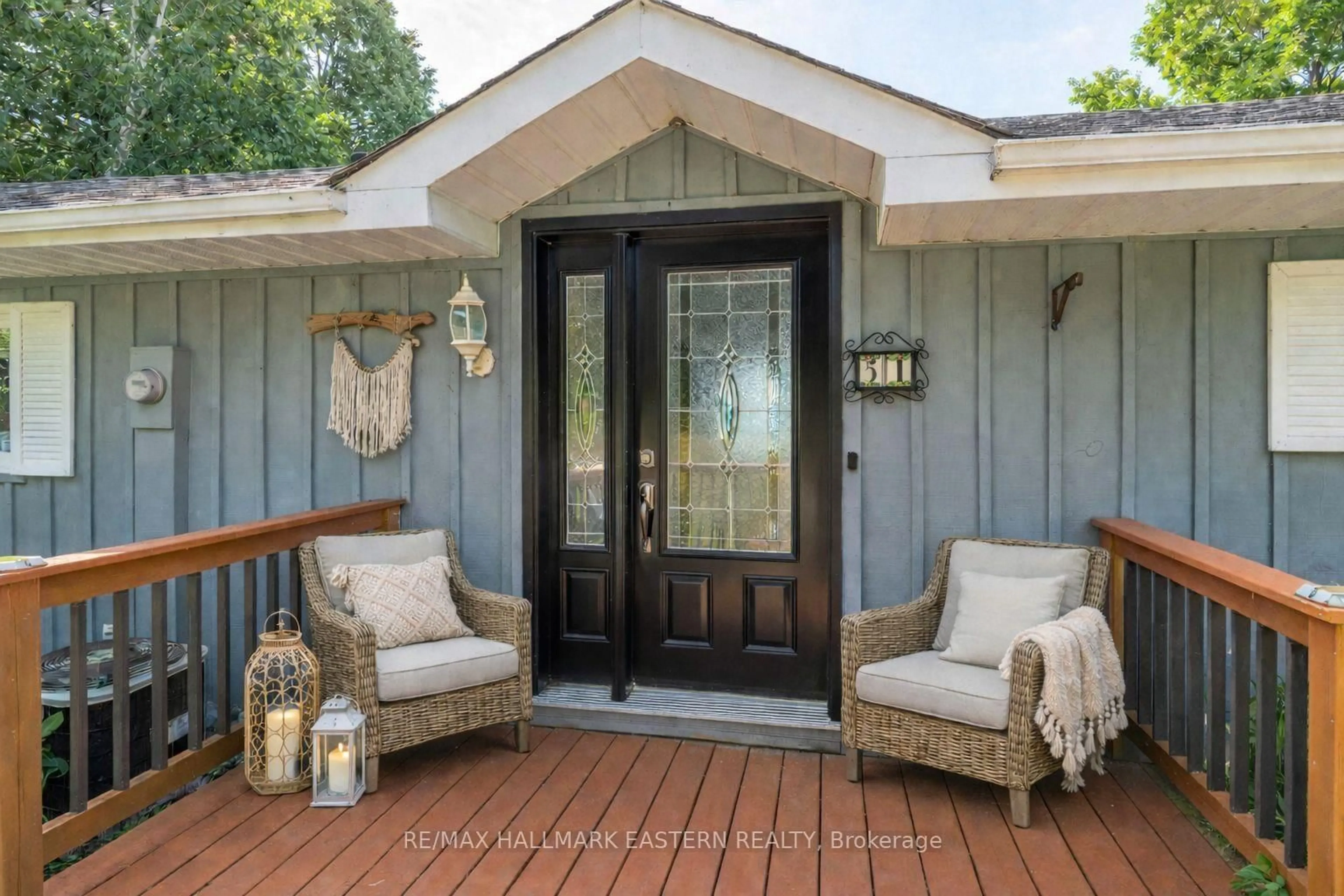 Indoor entryway for 51 Darling Dr, Selwyn Ontario K0L 2W0