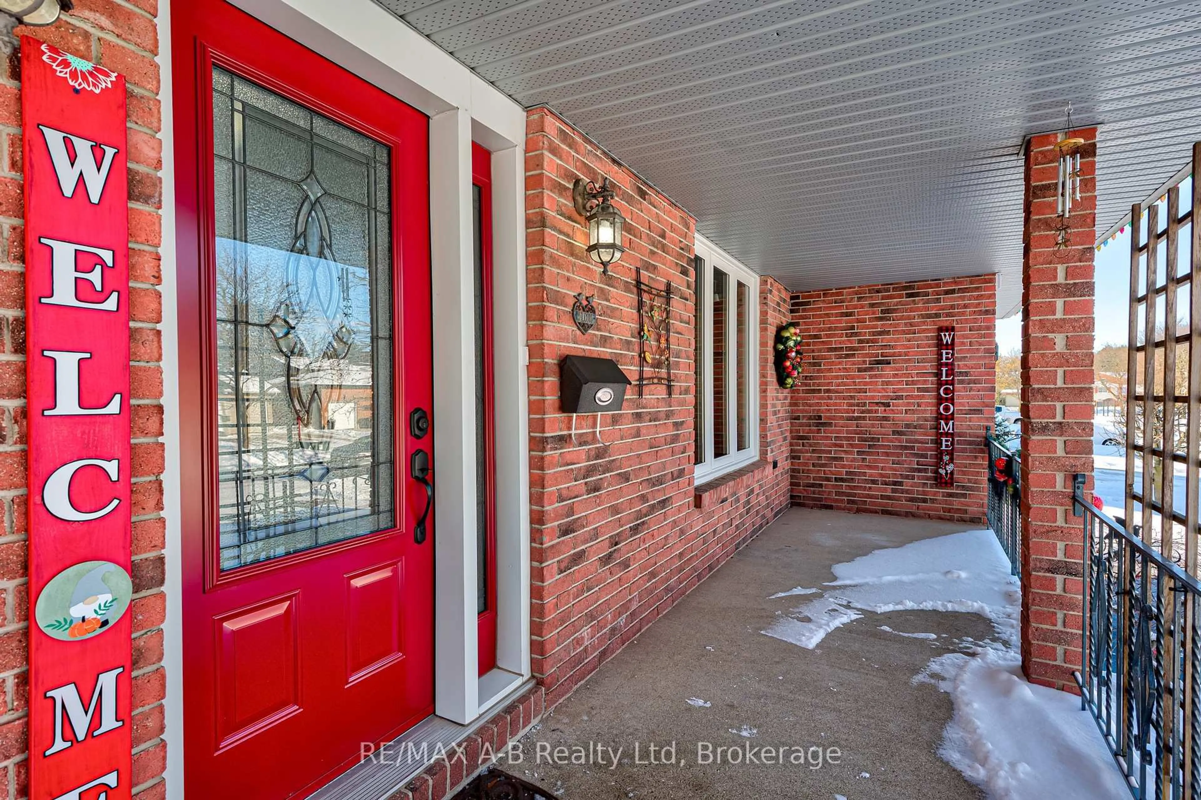 Indoor entryway for 231 Whitelock St, Stratford Ontario N5A 7L2