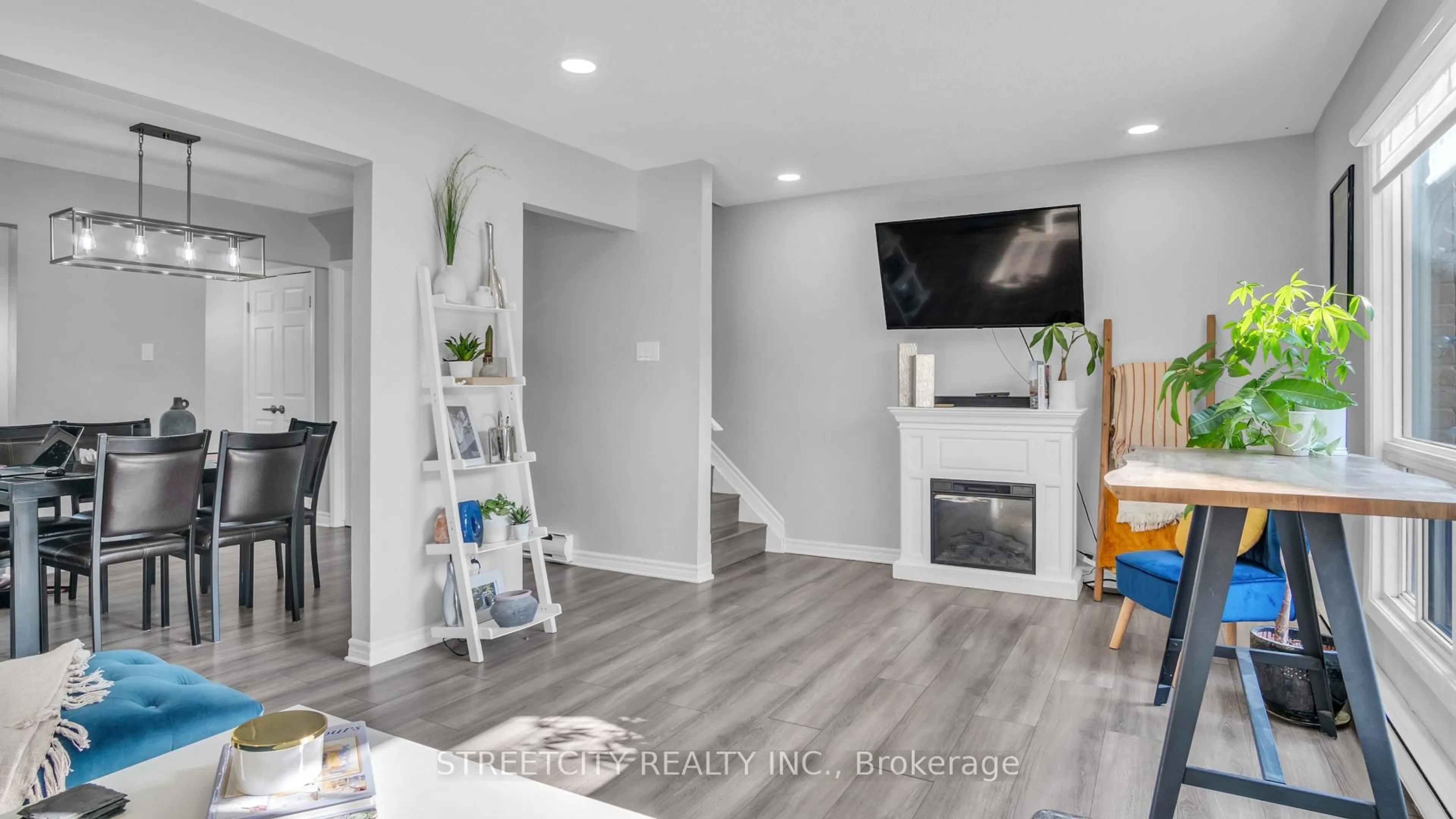 Indoor entryway for 490 SOUTHDALE Rd #8, London South Ontario N6E 1A4