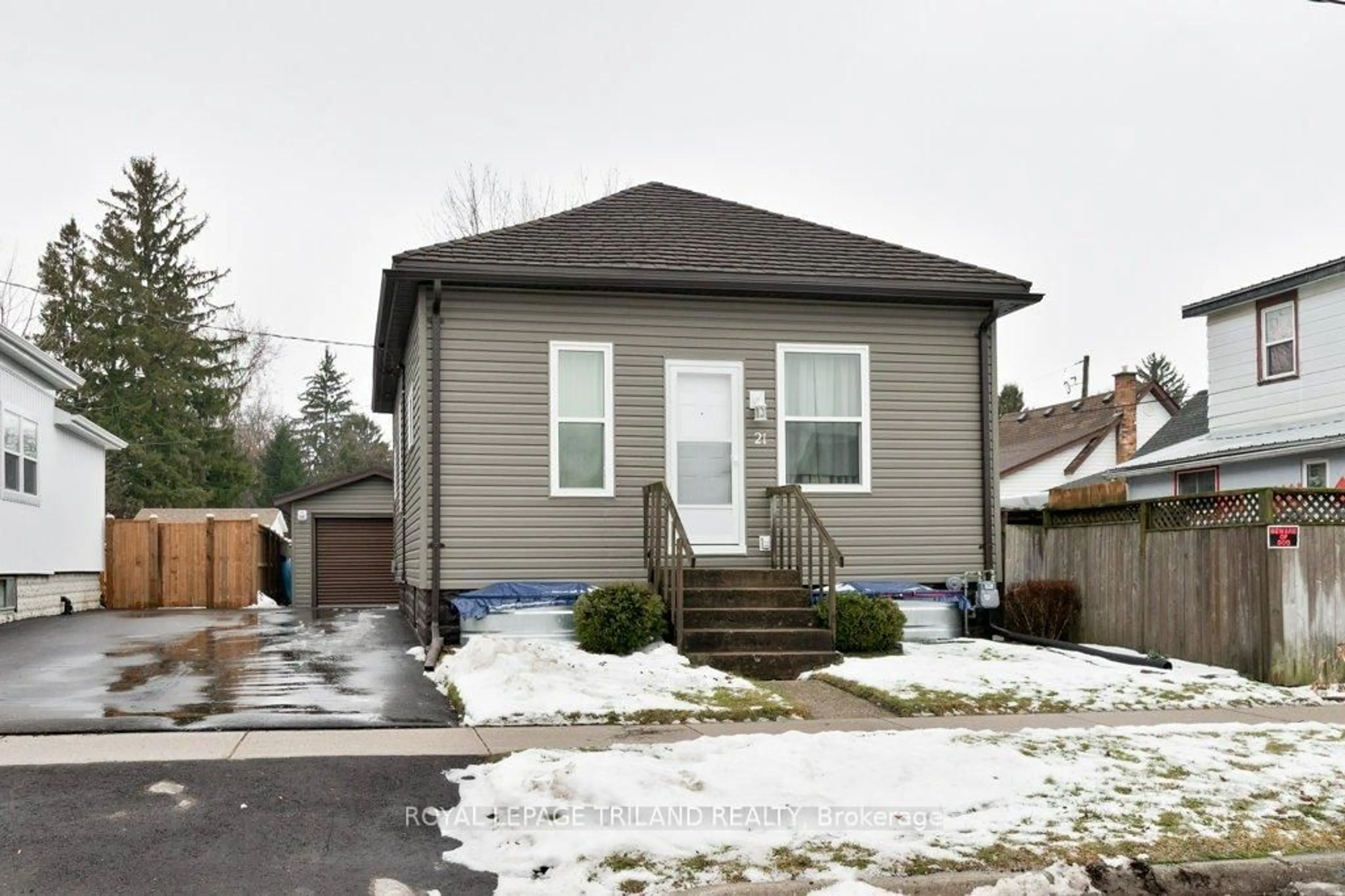 Home with vinyl exterior material, street for 21 Mariam St, St. Thomas Ontario N5P 1W9