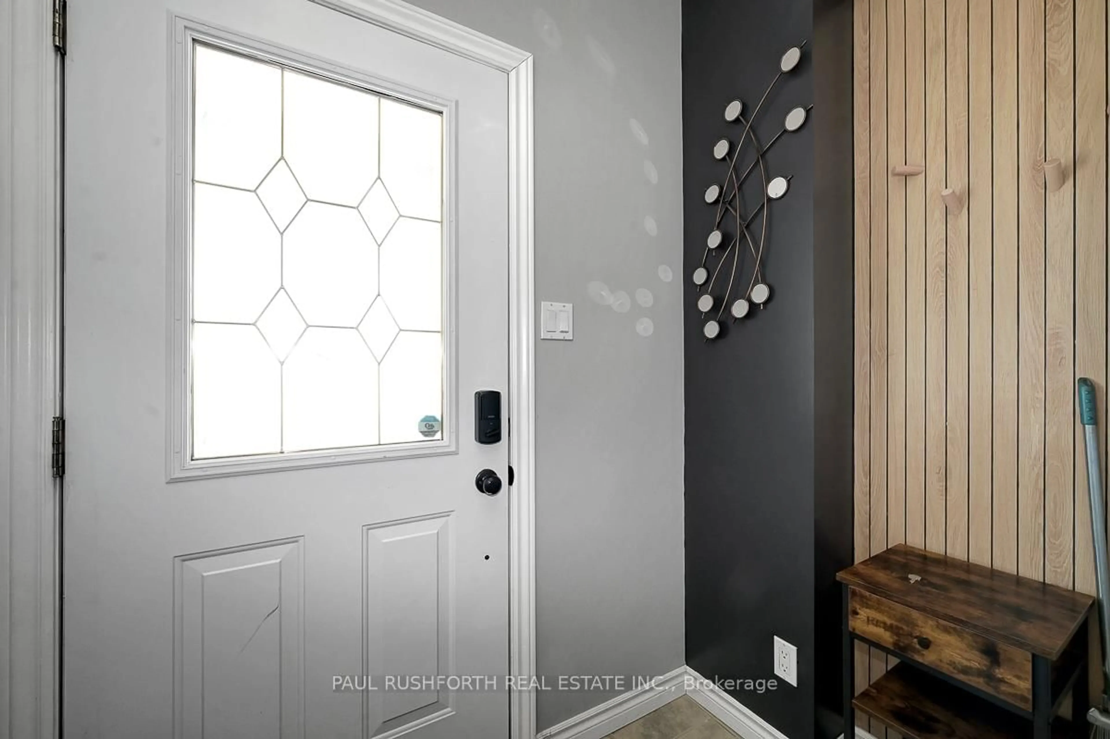 Indoor entryway for 410 KING St #7, Prescott Ontario K0E 1T0