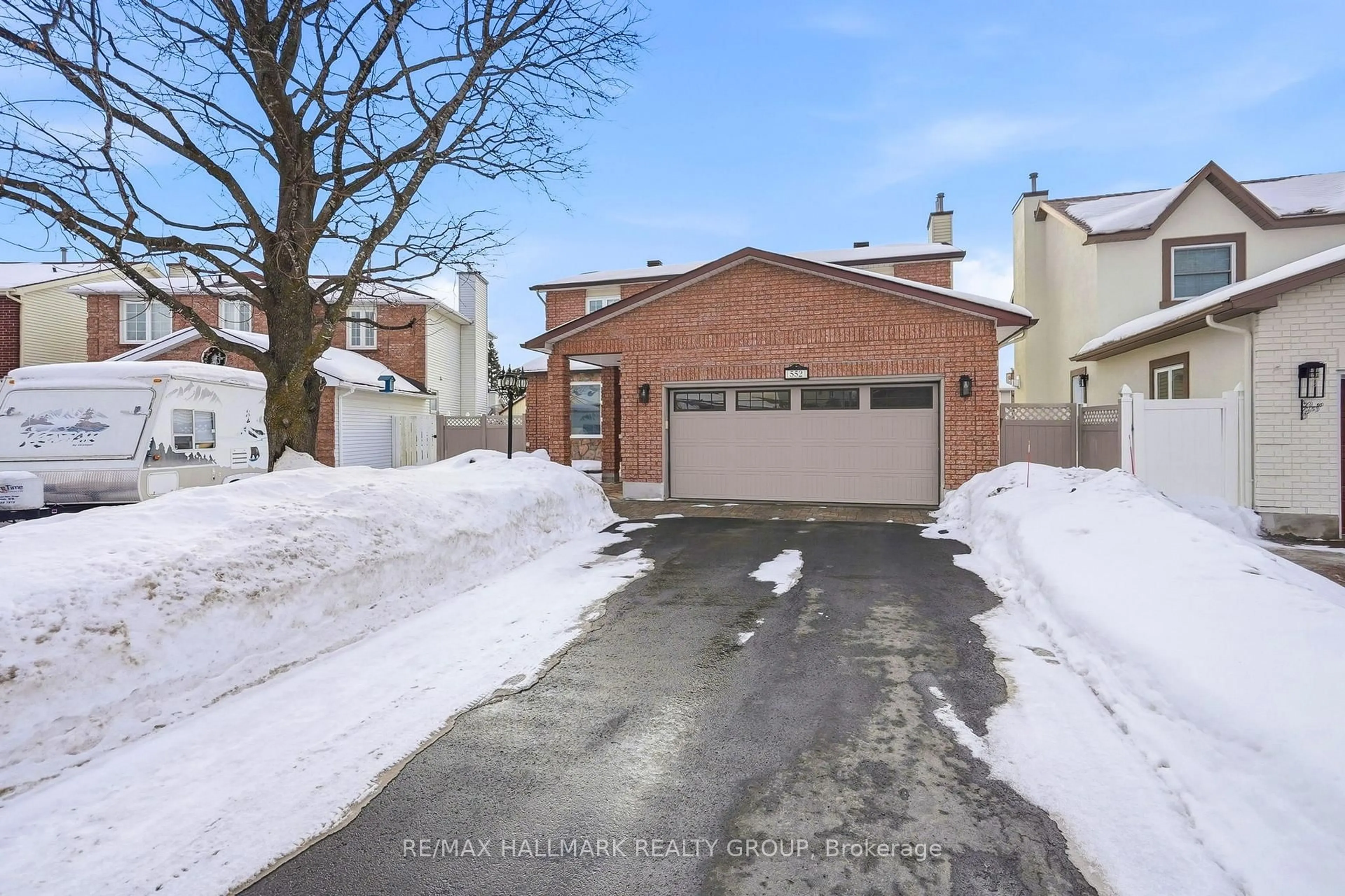 A pic from outside/outdoor area/front of a property/back of a property/a pic from drone, street for 552 Wilkie Dr, Ottawa Ontario K4A 1M7
